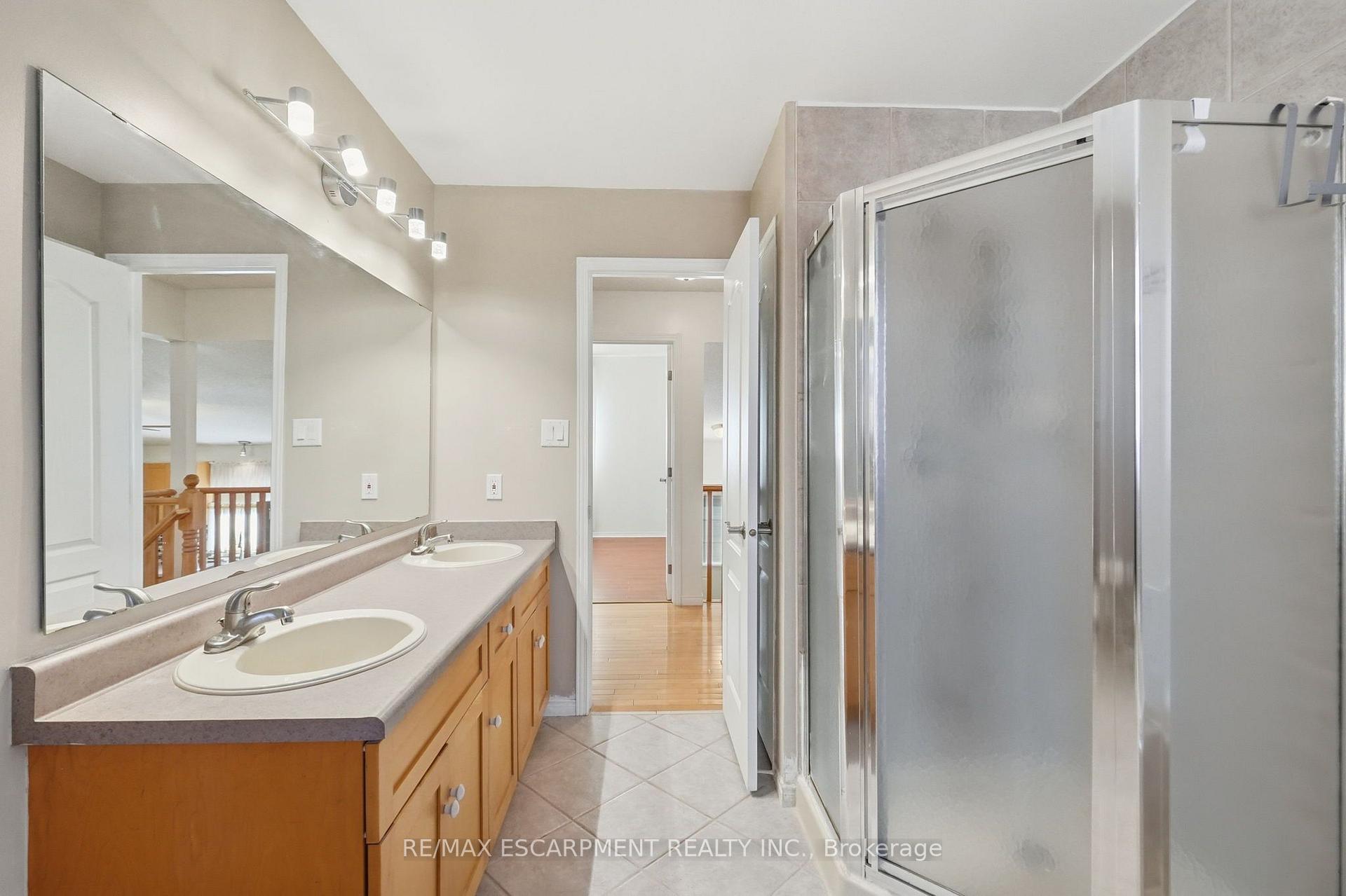 Photo 20 of 102 Cove Crescent, Hamilton, Stoney Creek — HOMEH