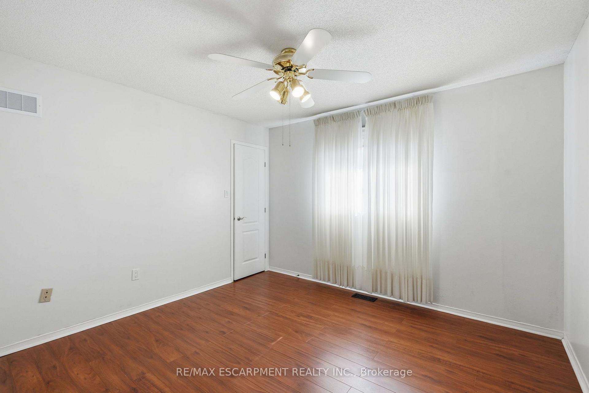 Photo 23 of 102 Cove Crescent, Hamilton, Stoney Creek — HOMEH