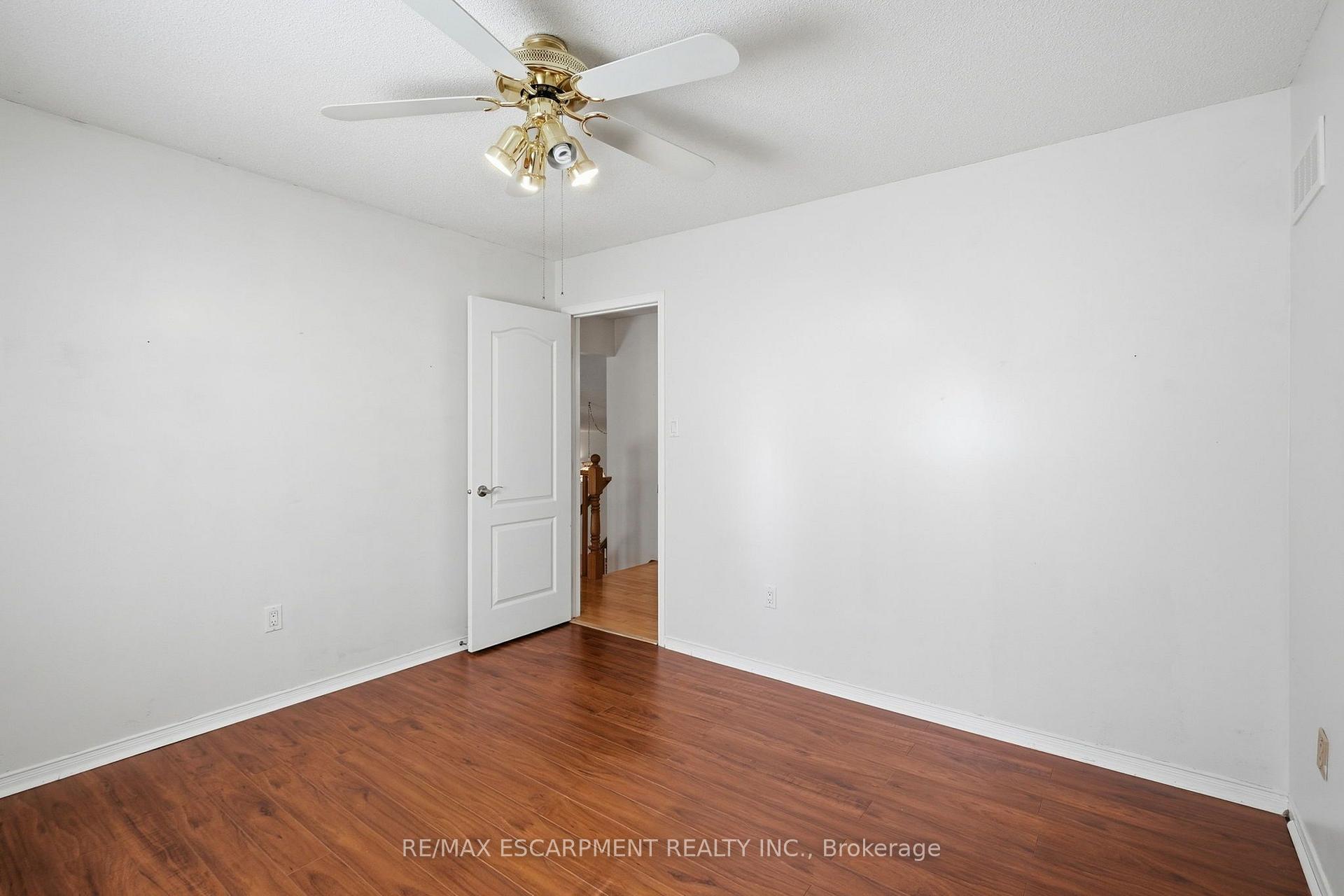 Photo 24 of 102 Cove Crescent, Hamilton, Stoney Creek — HOMEH