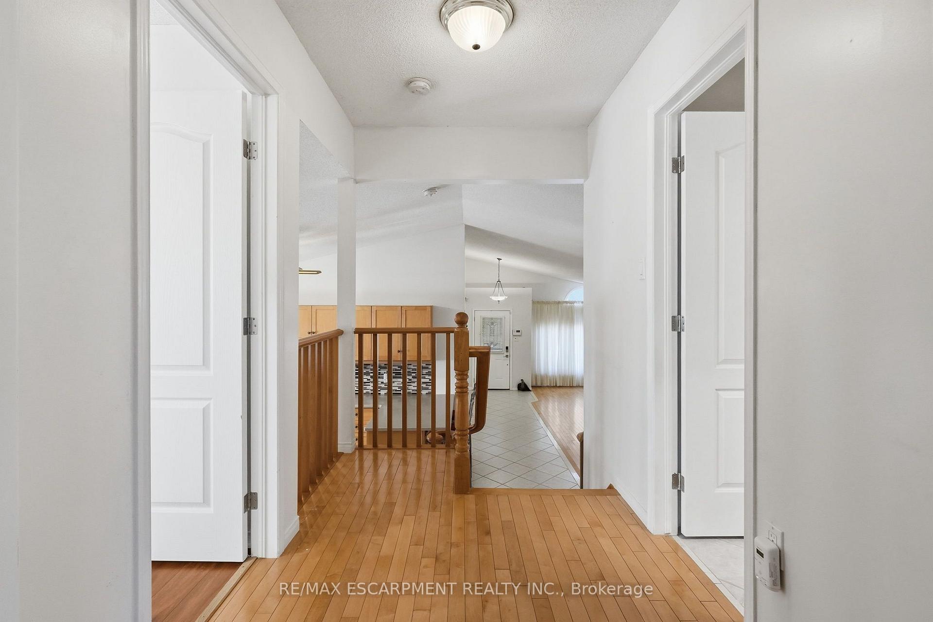 Photo 25 of 102 Cove Crescent, Hamilton, Stoney Creek — HOMEH