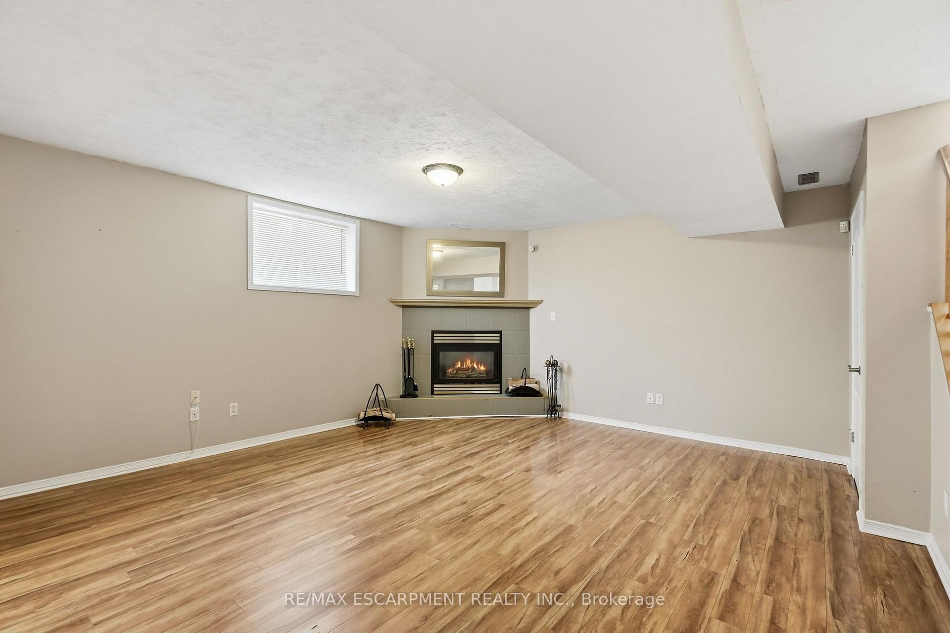 Photo 26 of 102 Cove Crescent, Hamilton, Stoney Creek — HOMEH