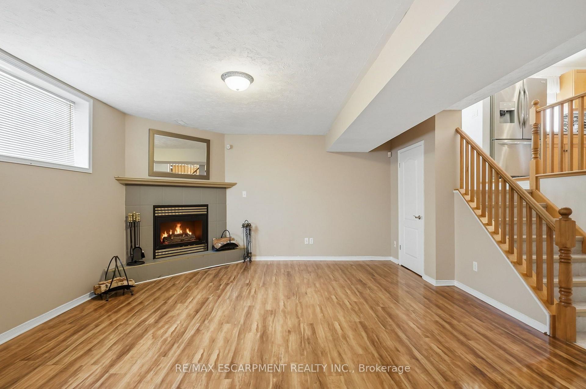 Photo 28 of 102 Cove Crescent, Hamilton, Stoney Creek — HOMEH