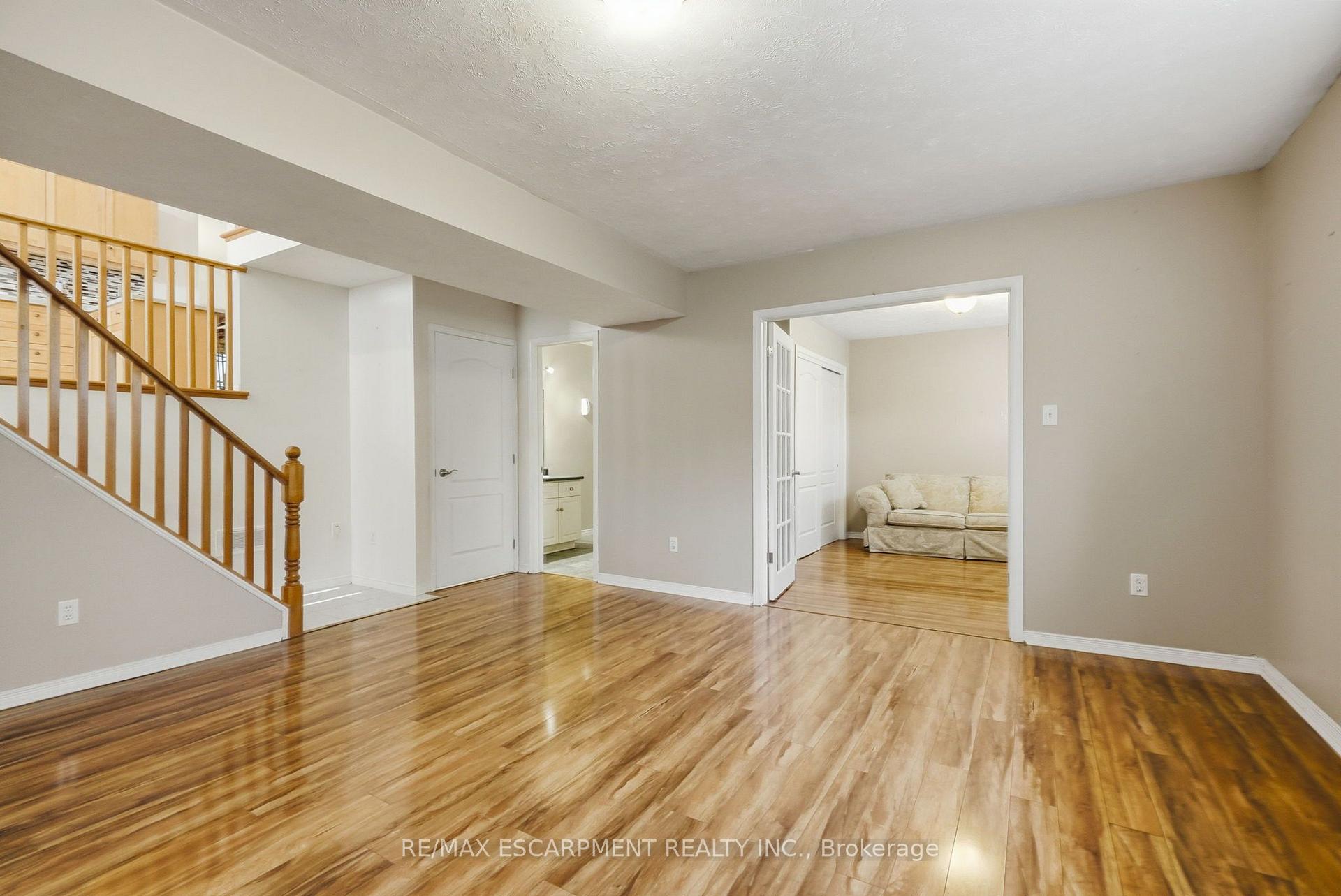 Photo 30 of 102 Cove Crescent, Hamilton, Stoney Creek — HOMEH