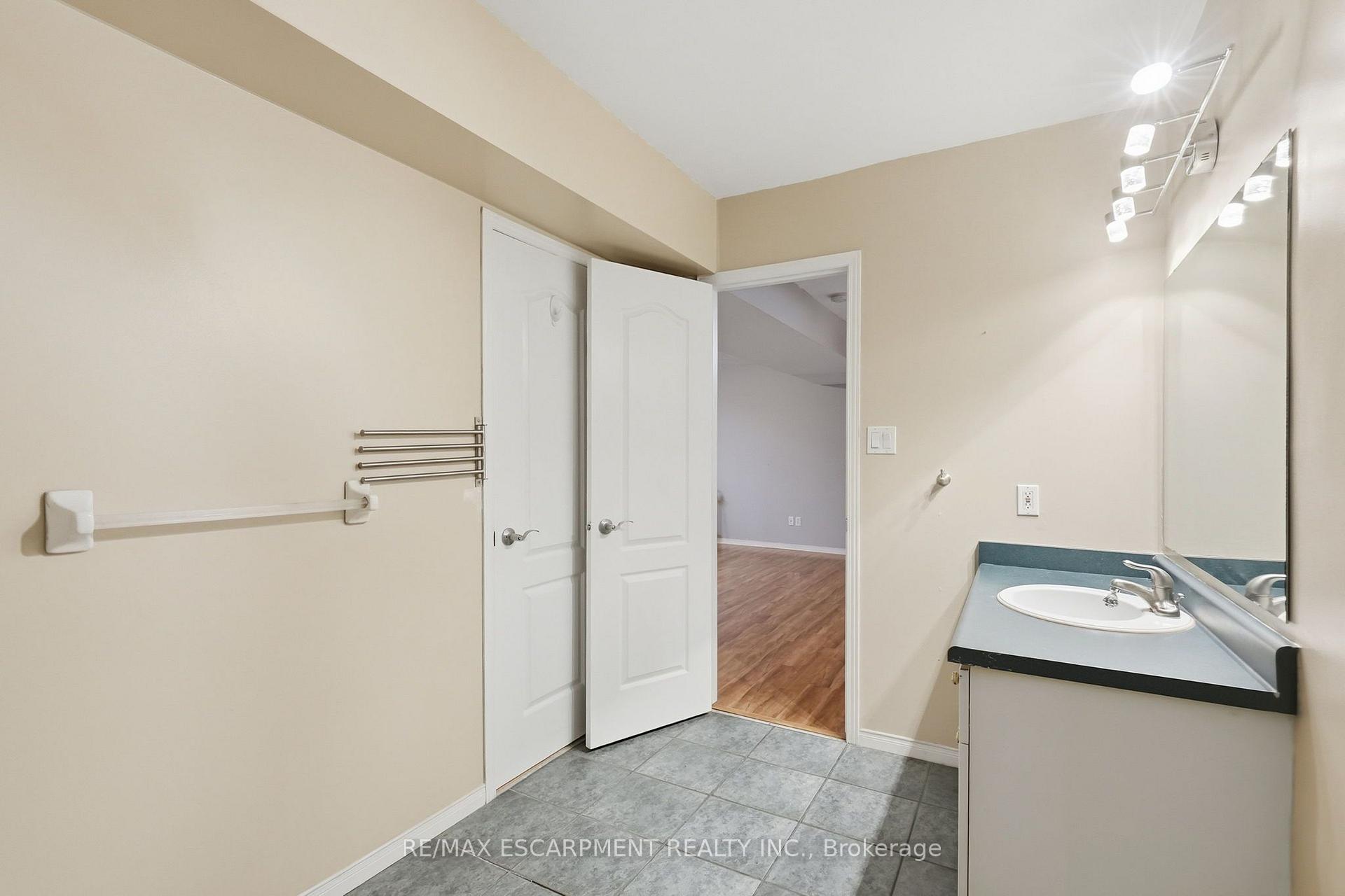 Photo 32 of 102 Cove Crescent, Hamilton, Stoney Creek — HOMEH