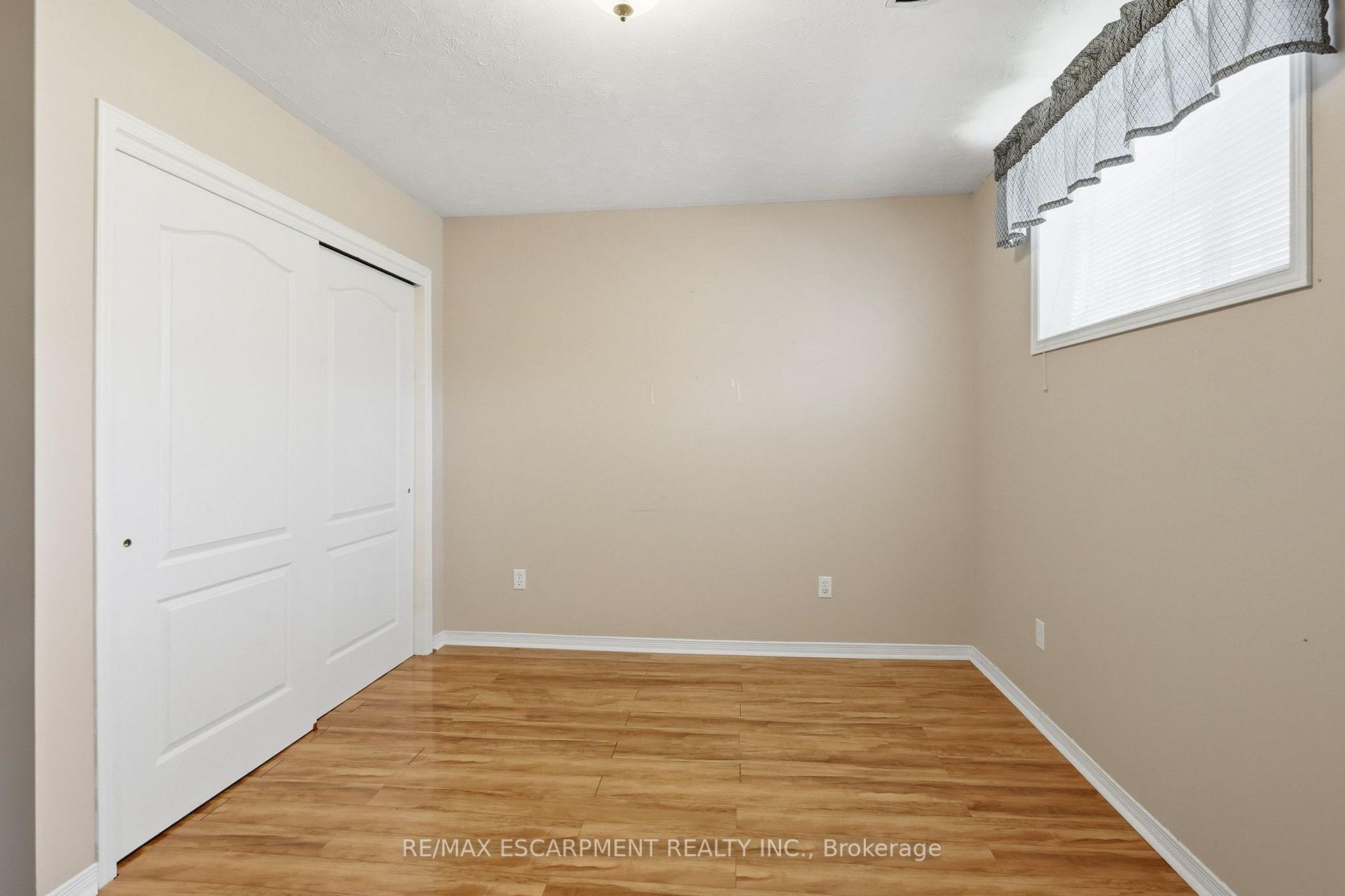 Photo 33 of 102 Cove Crescent, Hamilton, Stoney Creek — HOMEH