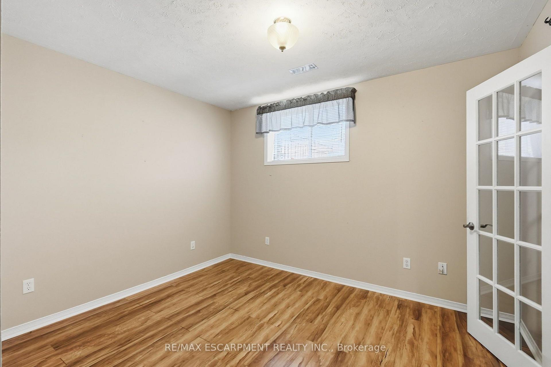 Photo 35 of 102 Cove Crescent, Hamilton, Stoney Creek — HOMEH