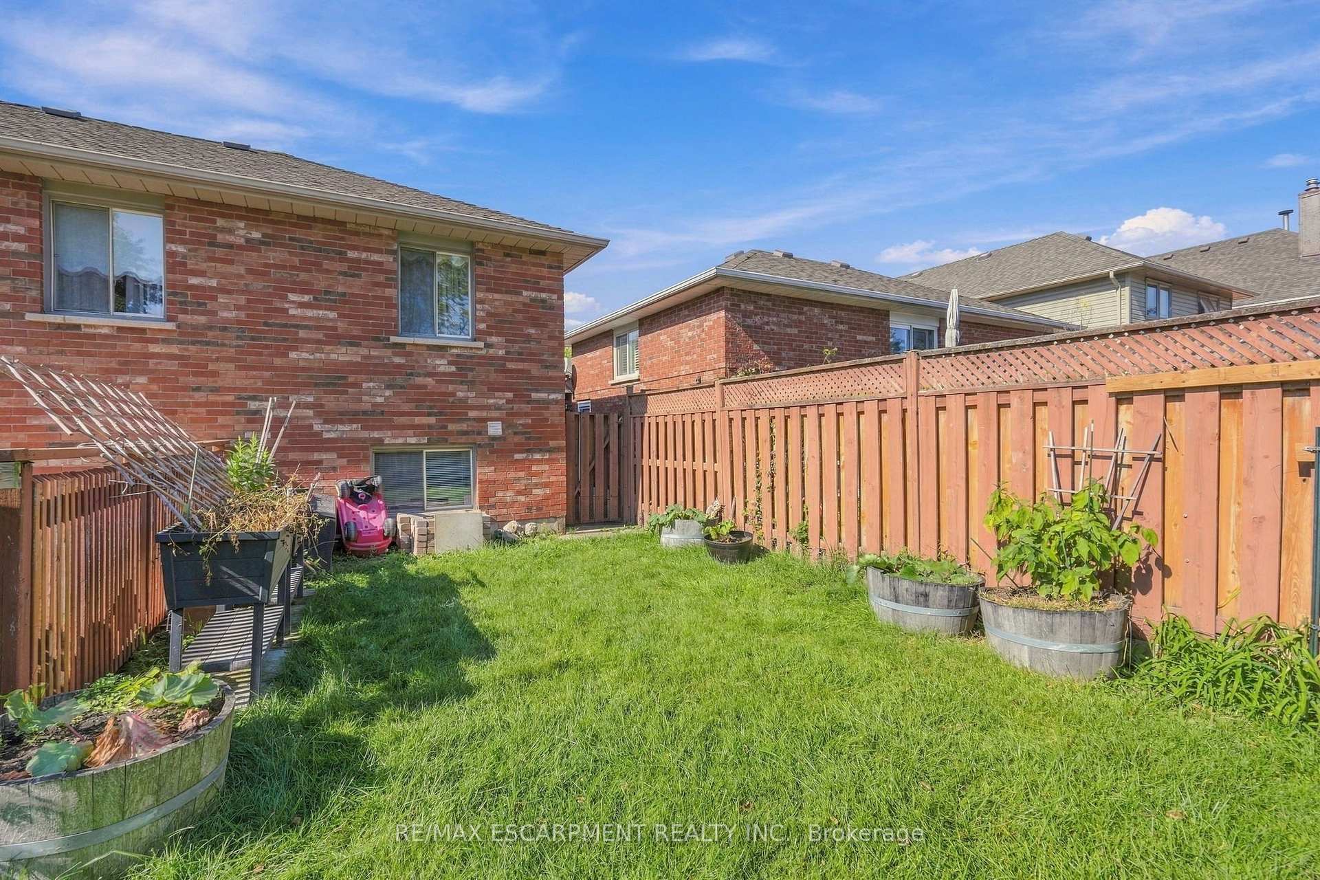 Photo 50 of 102 Cove Crescent, Hamilton, Stoney Creek — HOMEH
