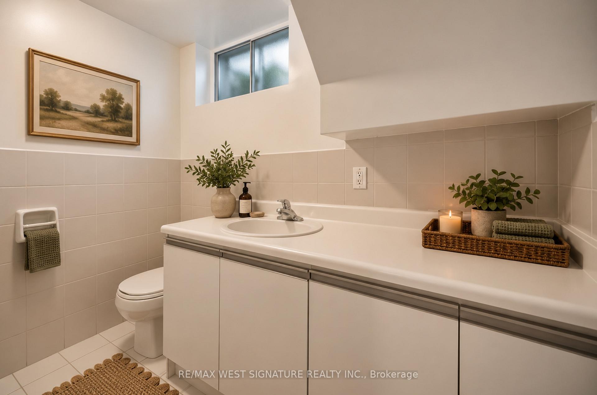 Photo 16 of 28 Bluehaven Crescent, North York, Humbermede — HOMEH