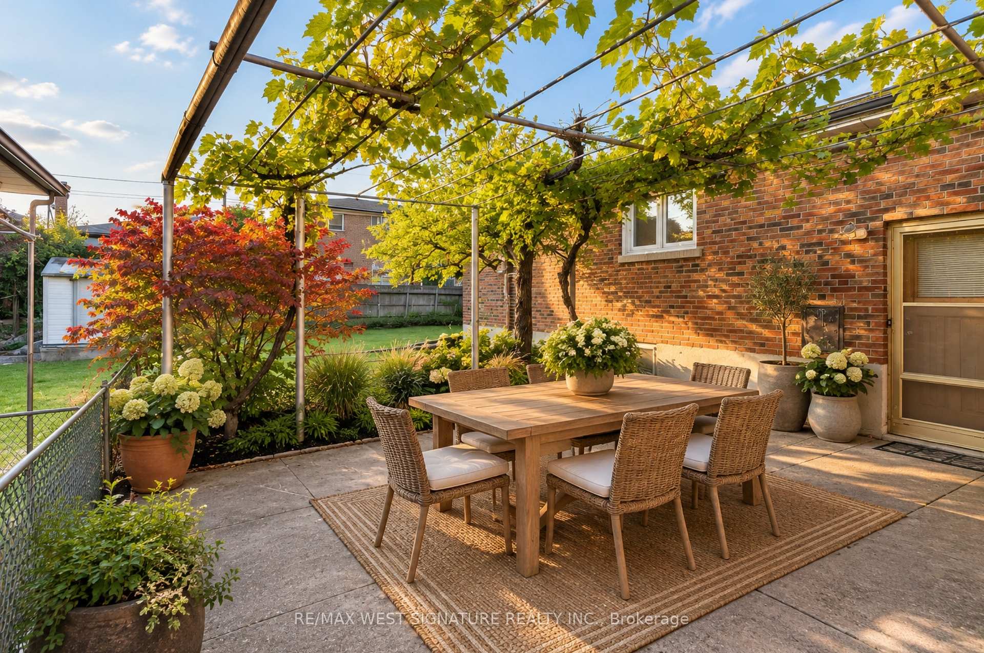 Photo 18 of 28 Bluehaven Crescent, North York, Humbermede — HOMEH