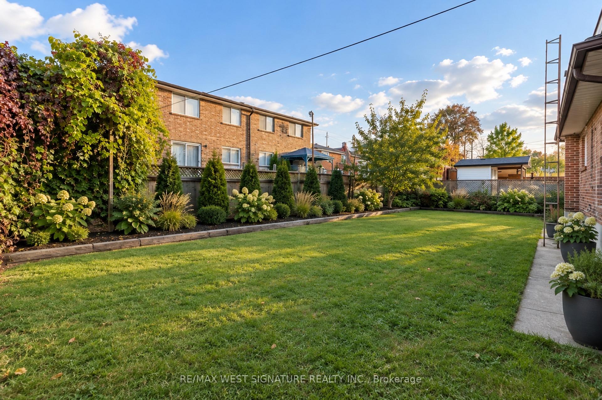 Photo 19 of 28 Bluehaven Crescent, North York, Humbermede — HOMEH