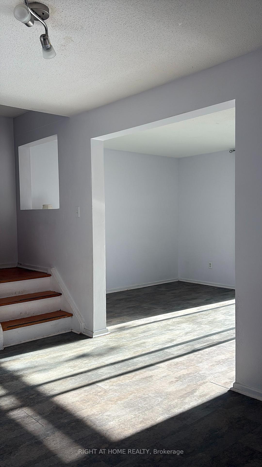 Photo 4 of Unit 14, 3043 Fairlea Crescent, Ottawa, Heron Gate/Industrial Park — HOMEH