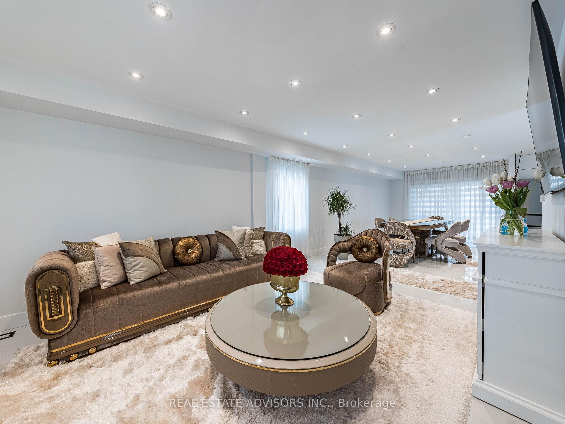 Photo 4 of 29 Ranwood Drive, North York, Humberlea-Pelmo Park — HOMEH