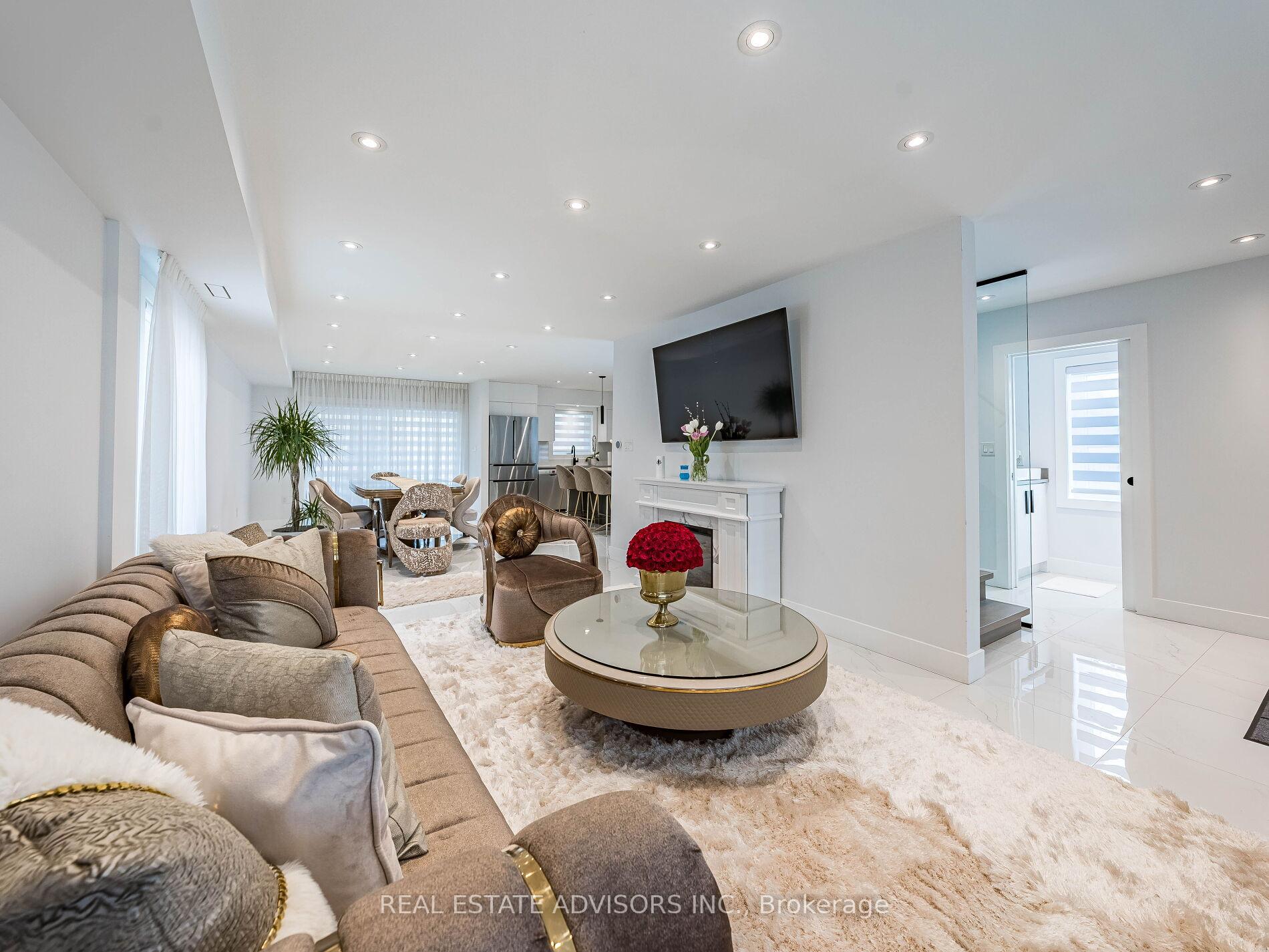 Photo 5 of 29 Ranwood Drive, North York, Humberlea-Pelmo Park — HOMEH
