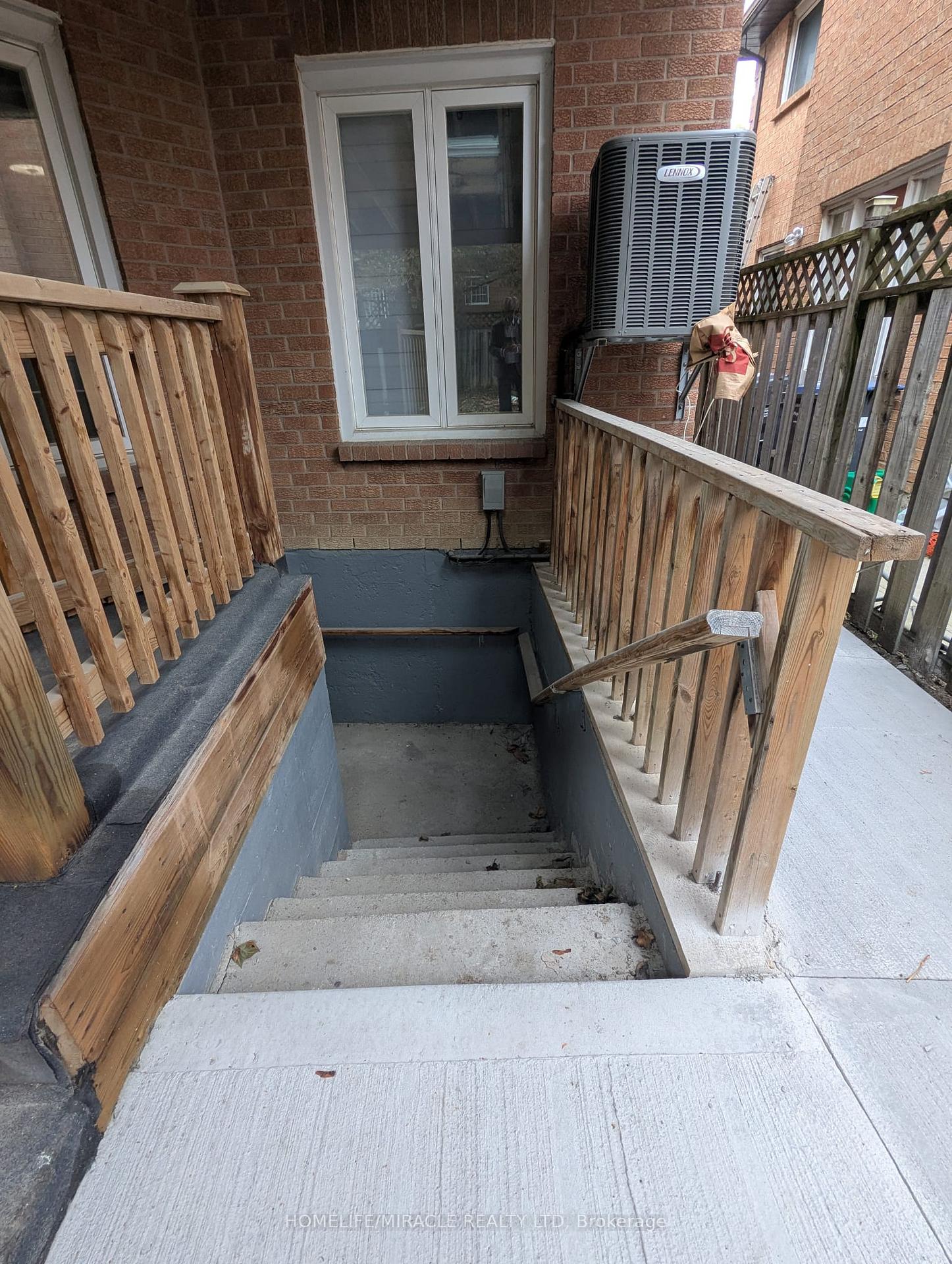 Photo 3 of 5118 Cree Lane, Mississauga, Hurontario — HOMEH