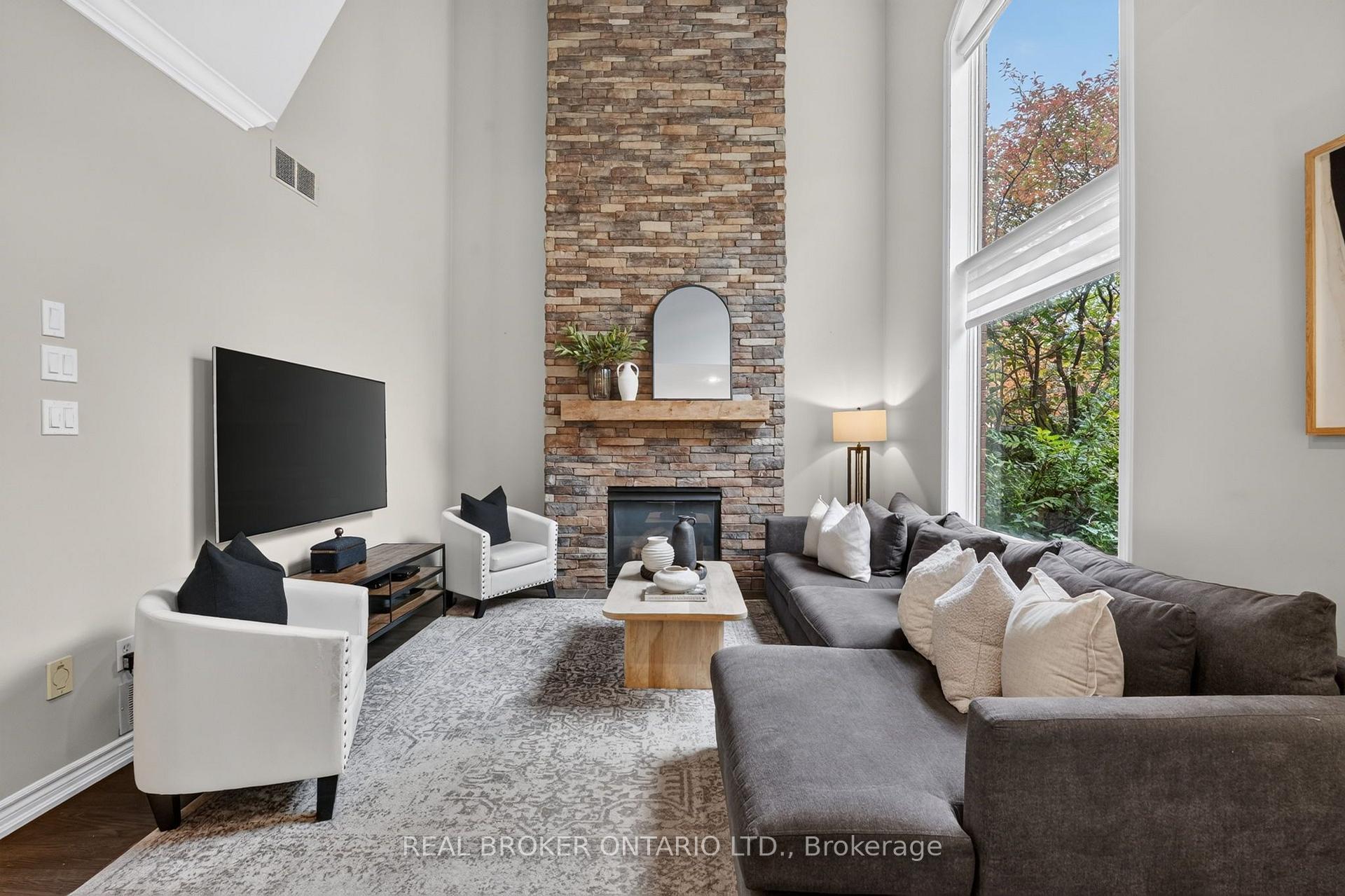 Photo 4 of 2243 Woodcrest Drive, Oakville, Westmount — HOMEH