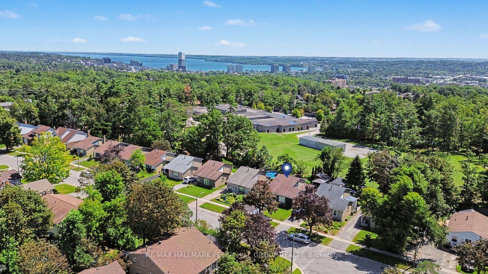 Photo 3 of 29 Shelley Lane, Barrie, Letitia Heights — HOMEH