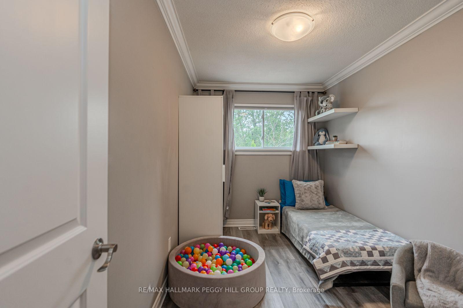 Photo 10 of 29 Shelley Lane, Barrie, Letitia Heights — HOMEH