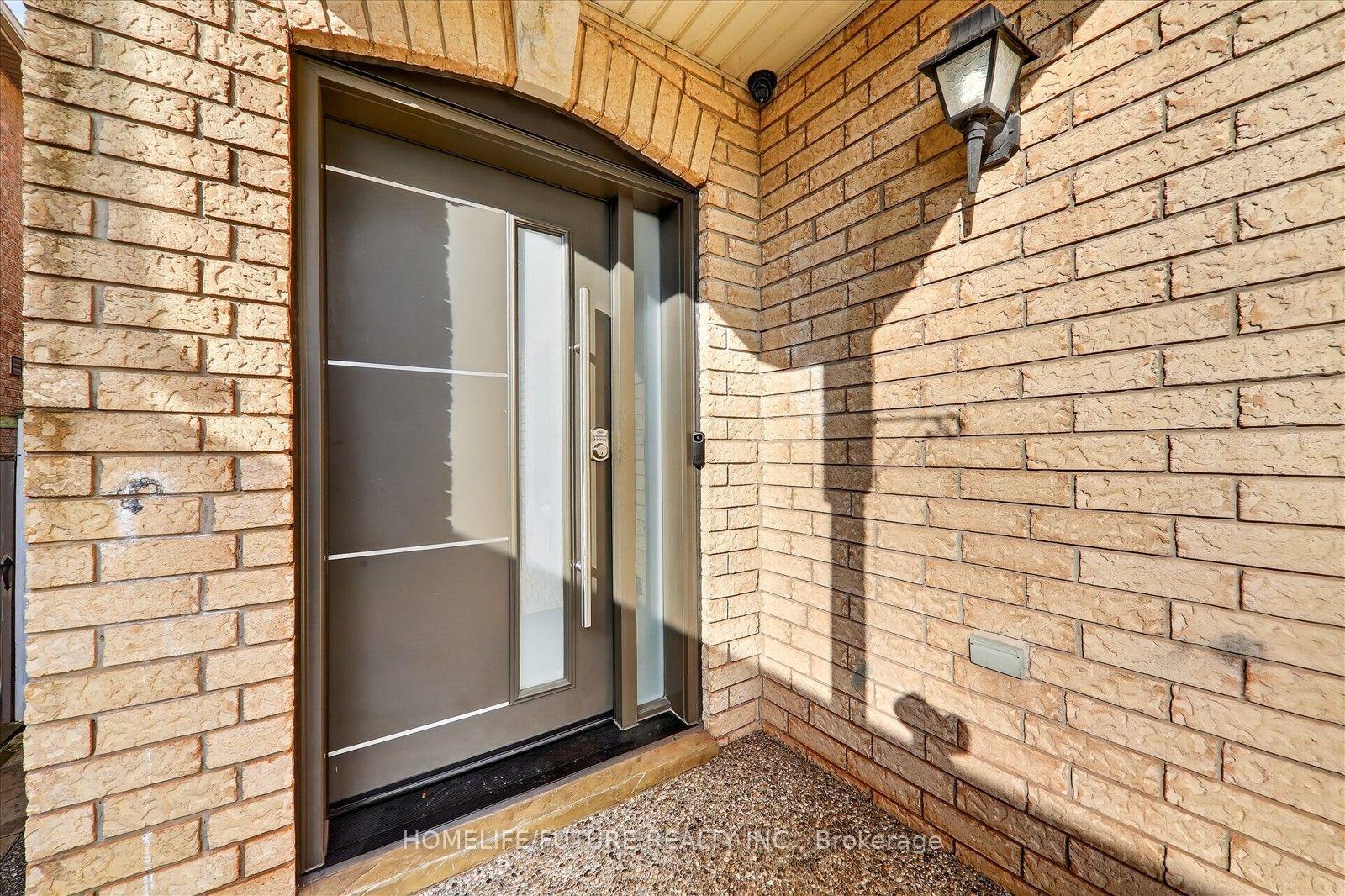 Photo 4 of 7236 Village Walk, Mississauga, Meadowvale Village — HOMEH