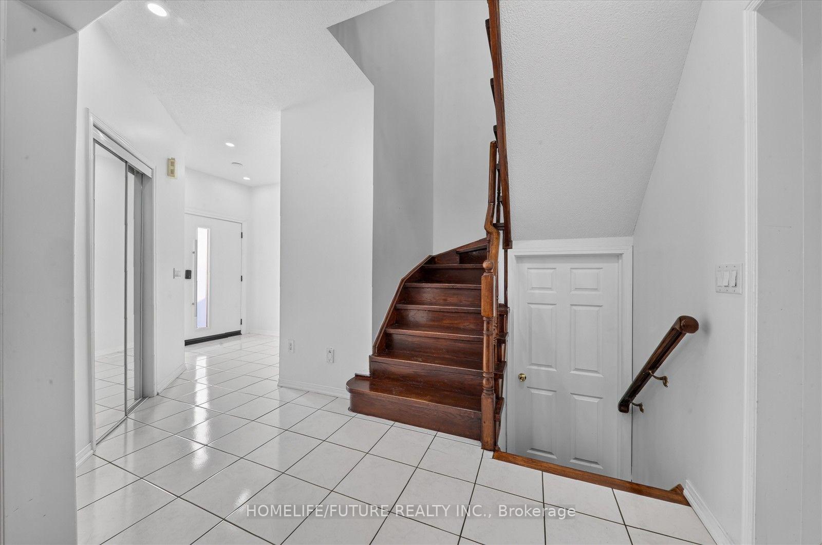 Photo 6 of 7236 Village Walk, Mississauga, Meadowvale Village — HOMEH
