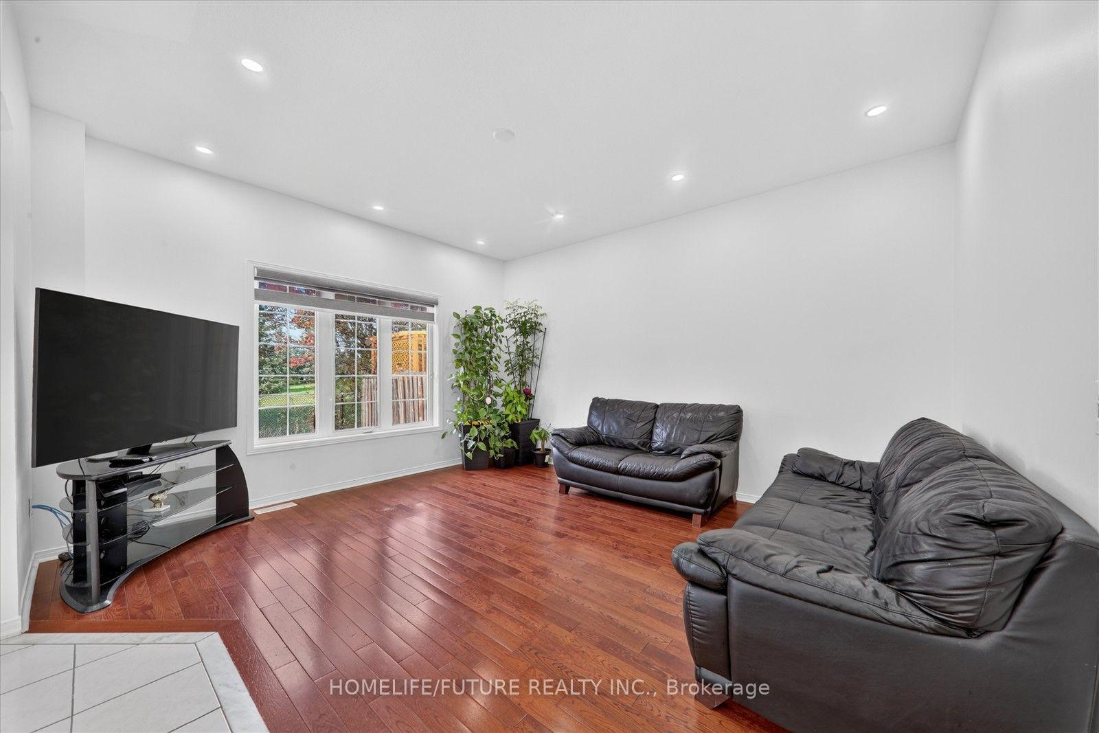 Photo 11 of 7236 Village Walk, Mississauga, Meadowvale Village — HOMEH