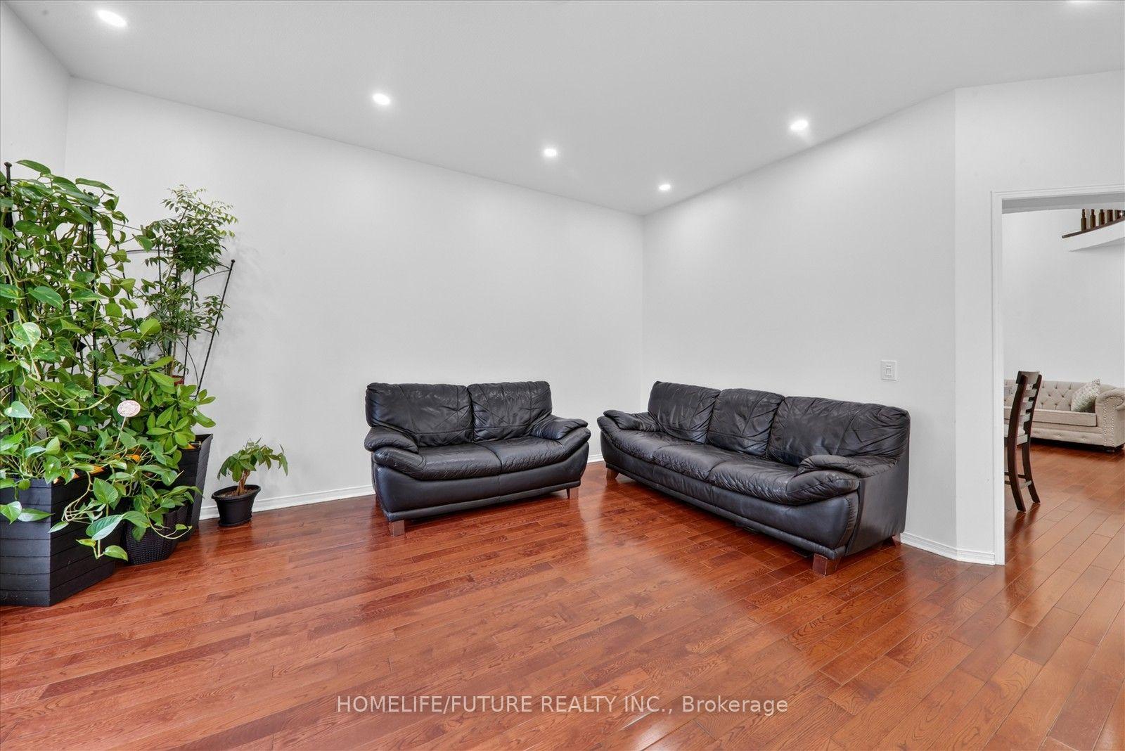 Photo 12 of 7236 Village Walk, Mississauga, Meadowvale Village — HOMEH