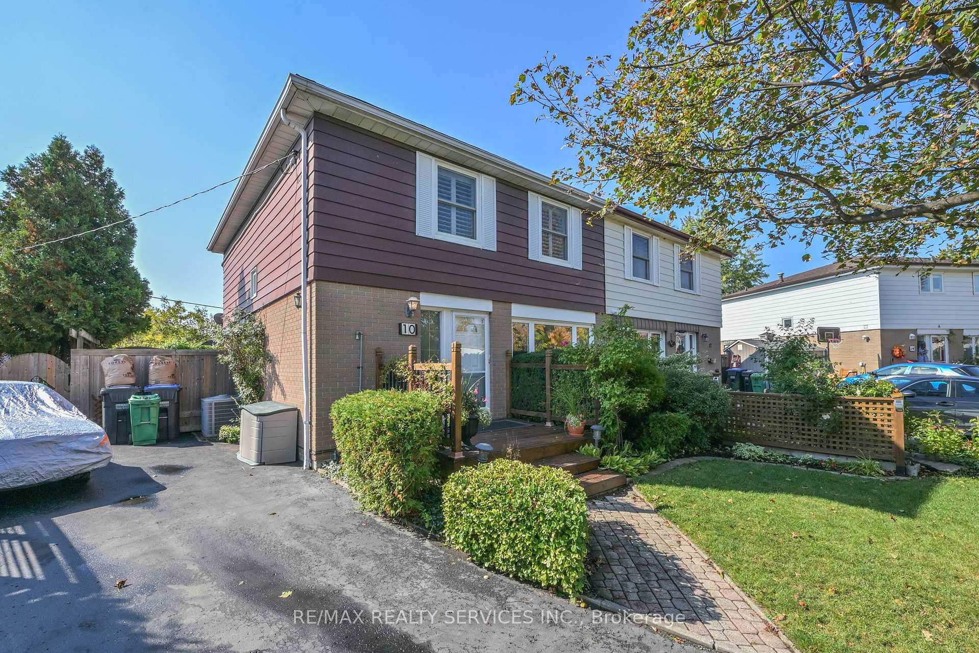 Photo 2 of 10 Danesbury Crescent, Brampton, Southgate — HOMEH