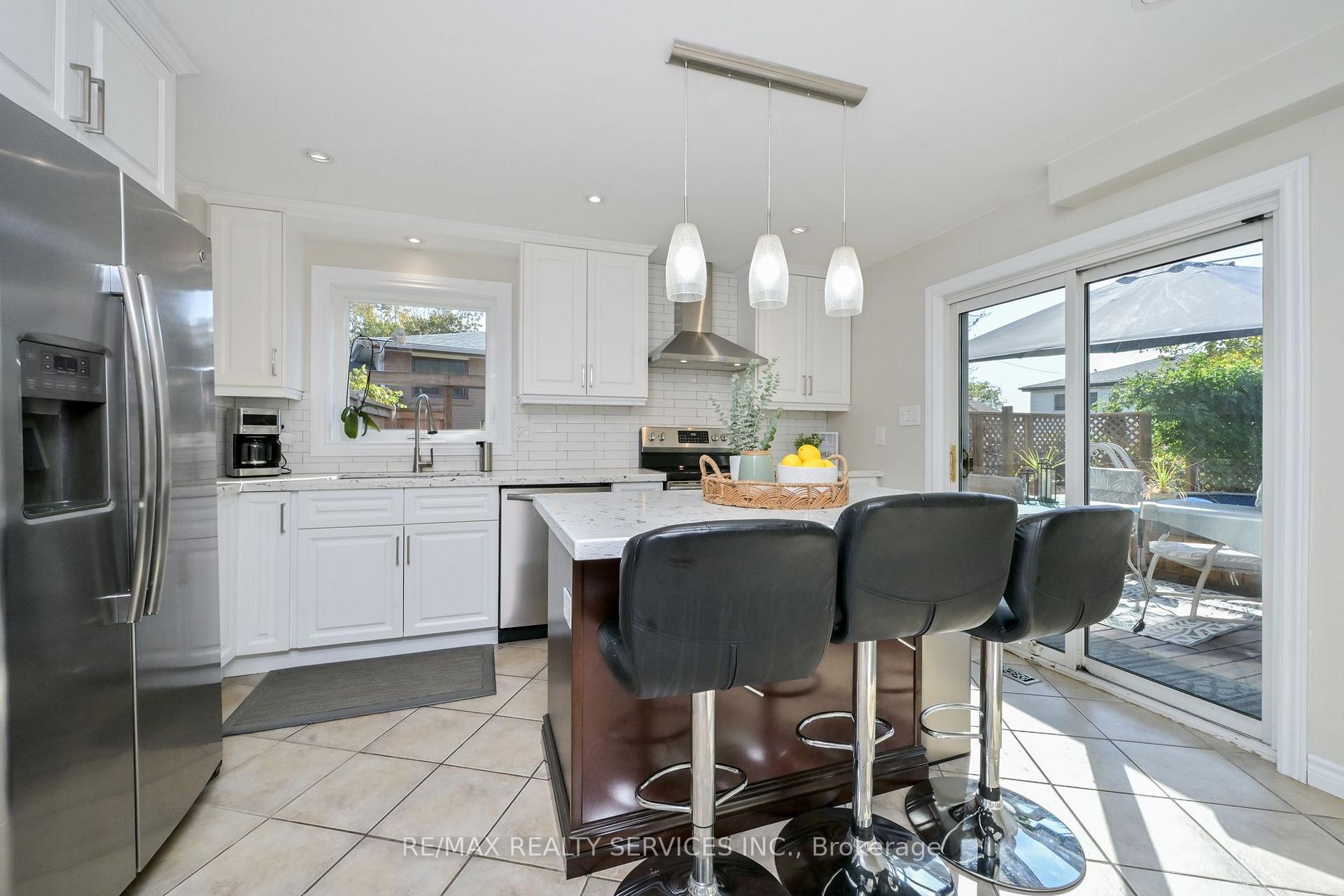 Photo 4 of 10 Danesbury Crescent, Brampton, Southgate — HOMEH