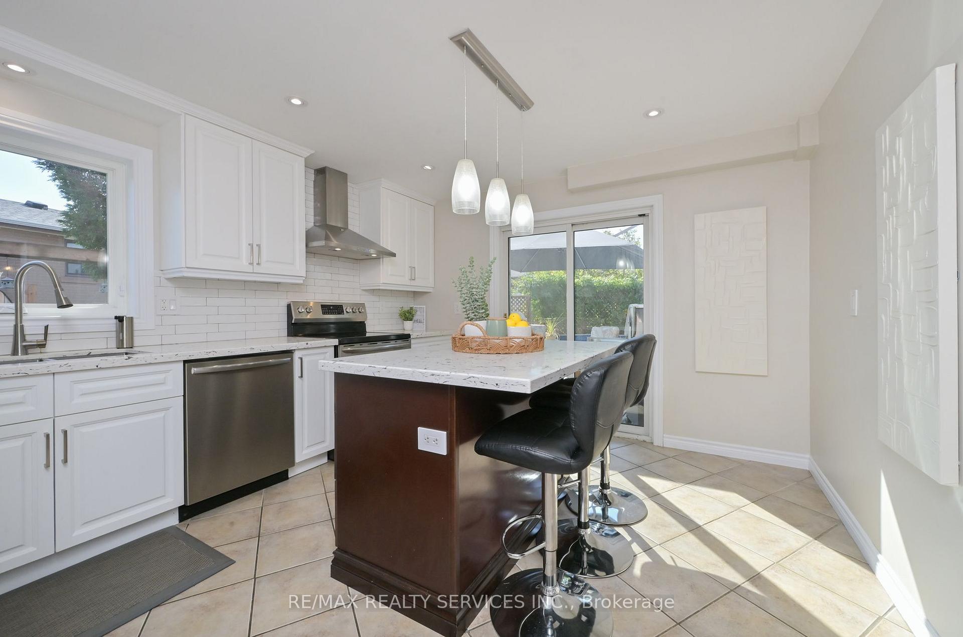 Photo 5 of 10 Danesbury Crescent, Brampton, Southgate — HOMEH