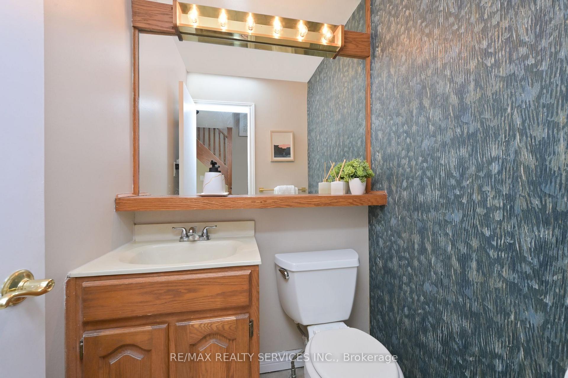 Photo 12 of 10 Danesbury Crescent, Brampton, Southgate — HOMEH