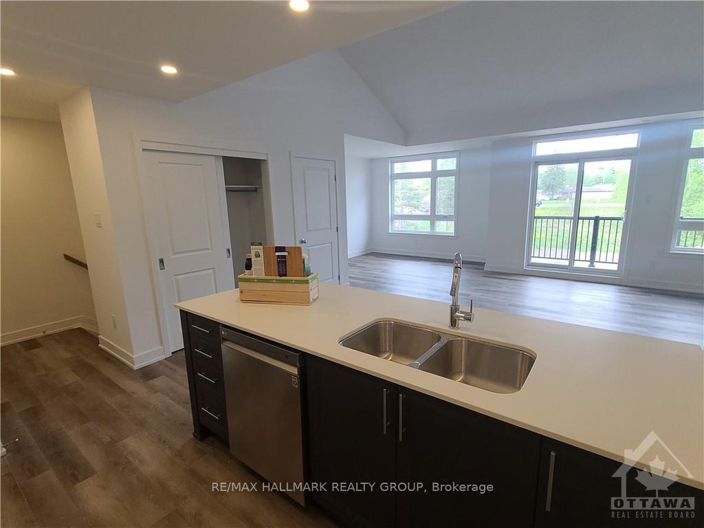 Photo 4 of Unit C, 390 Rolling Meadows Crescent, Ottawa, Mer Bleue/Bradley Estates/Anderson Park — HOMEH