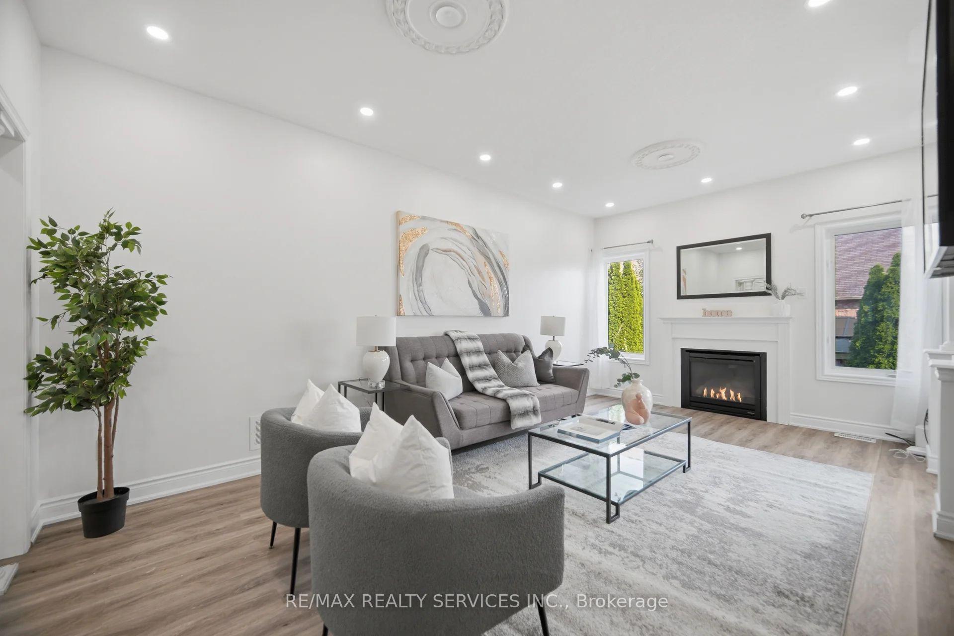 Photo 4 of 40 Balin Crescent, Brampton, Credit Valley — HOMEH