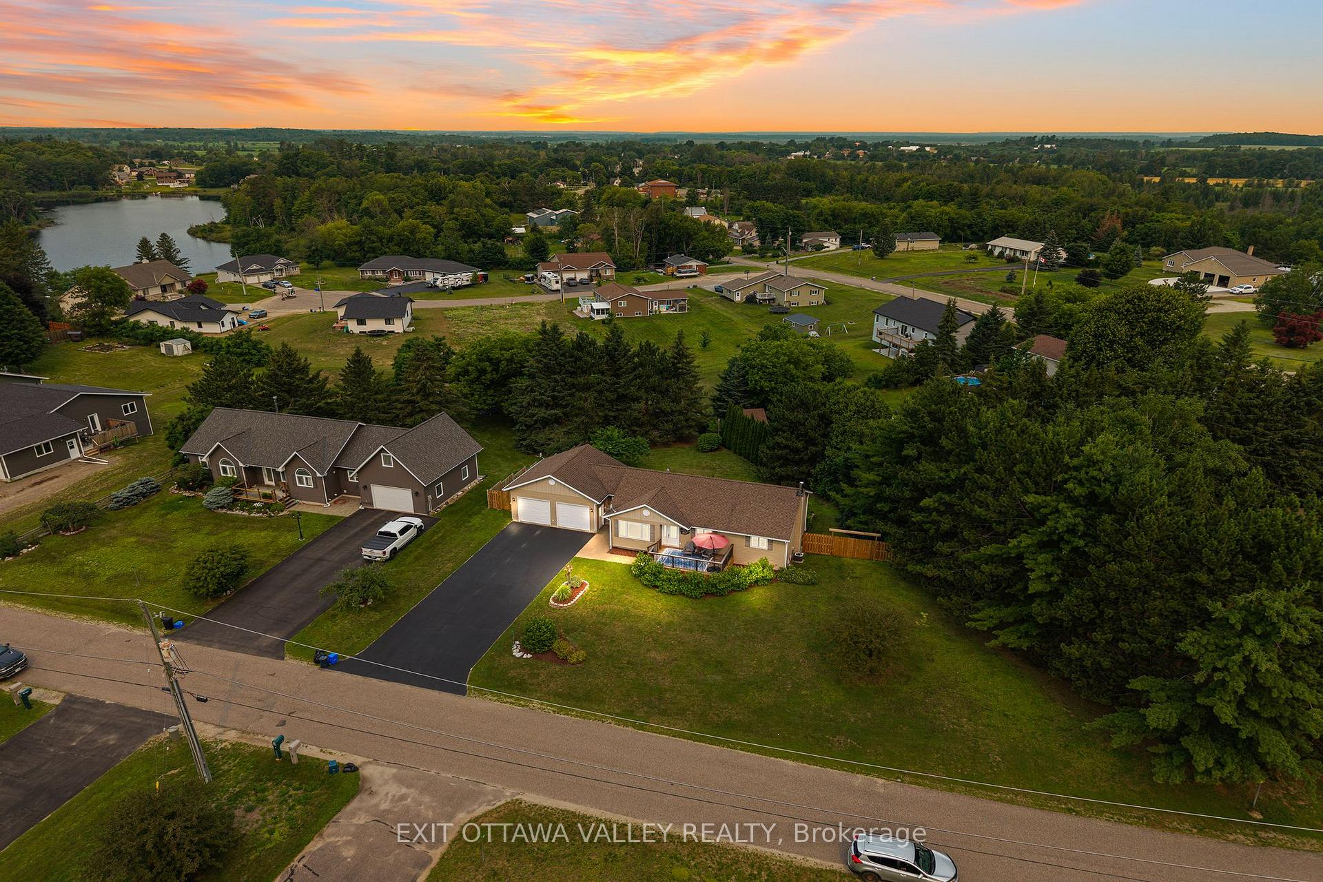 Photo 3 of 62 Meadowview Drive, Whitewater Region, Beachburg — HOMEH