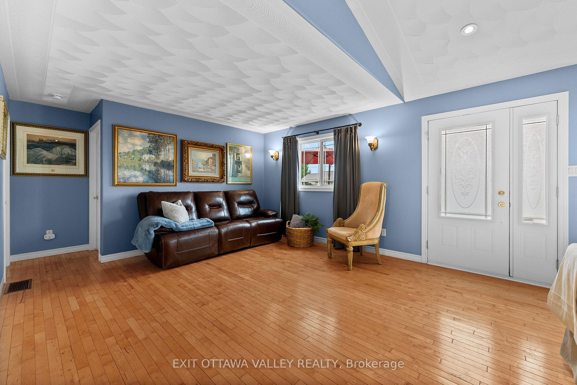 Photo 4 of 62 Meadowview Drive, Whitewater Region, Beachburg — HOMEH
