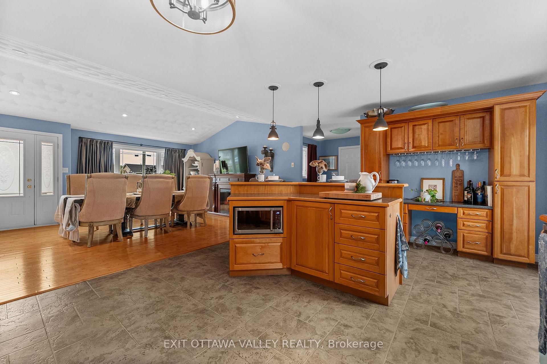 Photo 9 of 62 Meadowview Drive, Whitewater Region, Beachburg — HOMEH