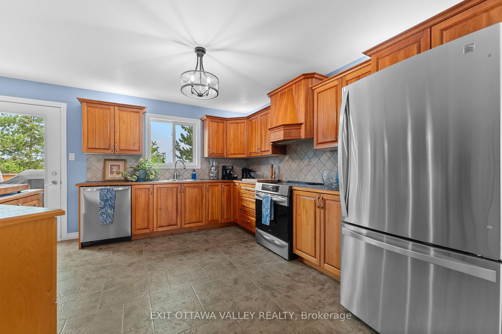 Photo 11 of 62 Meadowview Drive, Whitewater Region, Beachburg — HOMEH