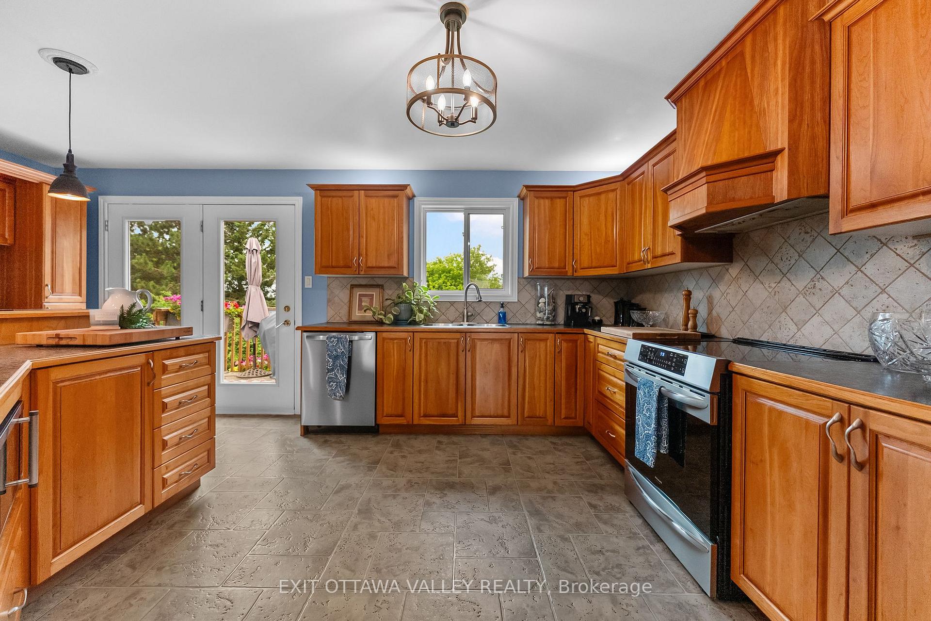 Photo 12 of 62 Meadowview Drive, Whitewater Region, Beachburg — HOMEH