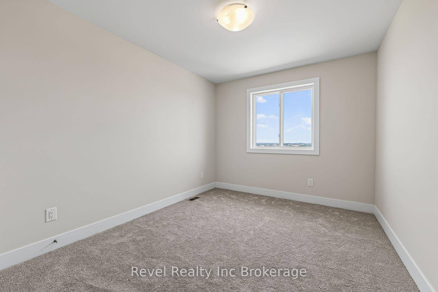 Photo 30 of 325 Kading Crescent, Woodstock, Woodstock - South — HOMEH
