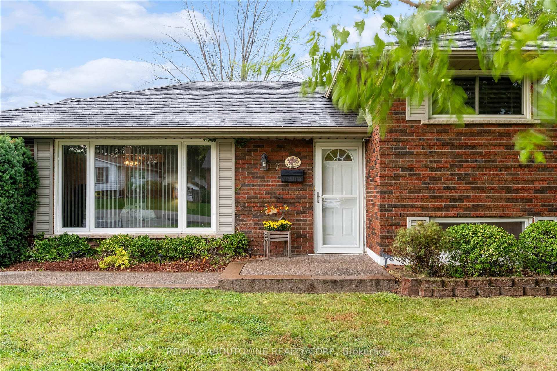 Photo 2 of 7 Douglas Avenue, Grimsby, Grimsby West — HOMEH