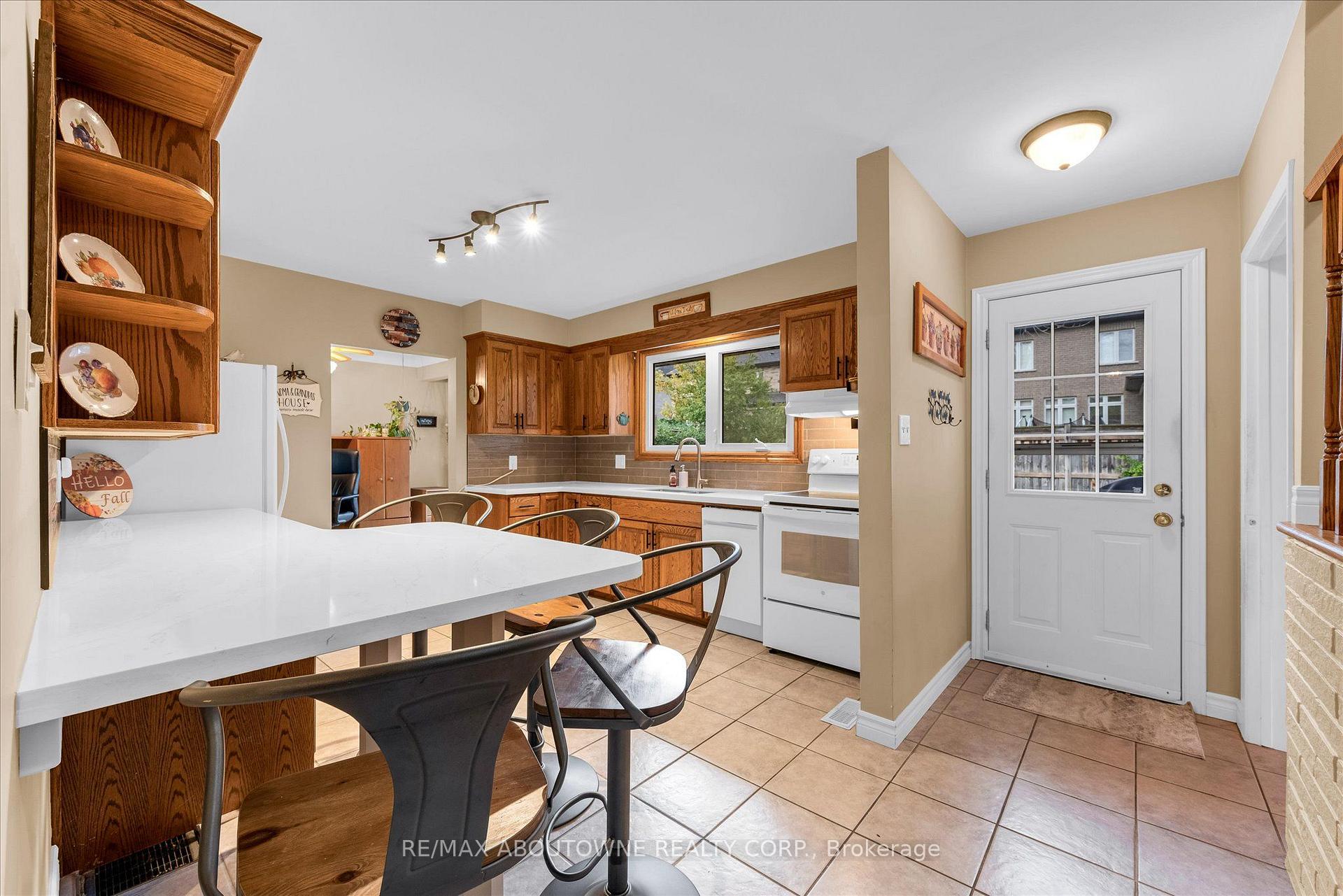 Photo 11 of 7 Douglas Avenue, Grimsby, Grimsby West — HOMEH
