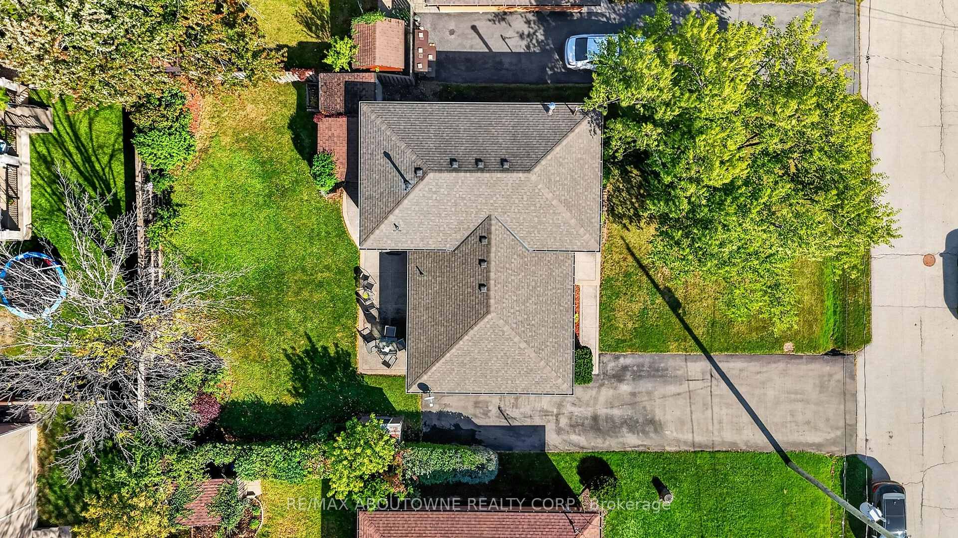 Photo 32 of 7 Douglas Avenue, Grimsby, Grimsby West — HOMEH