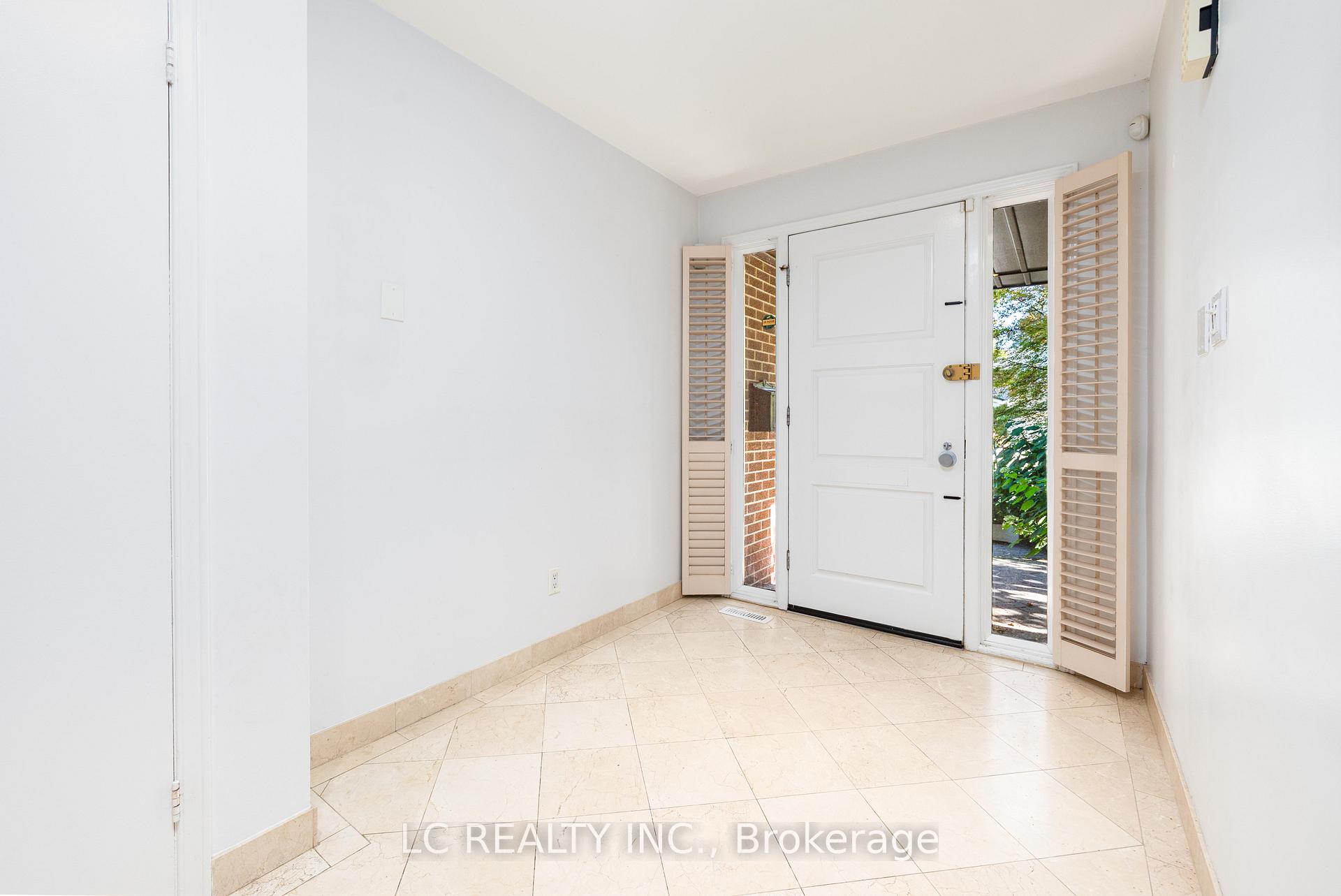Photo 2 of 141 Mossgrove Trail, North York, St. Andrew-Windfields — HOMEH