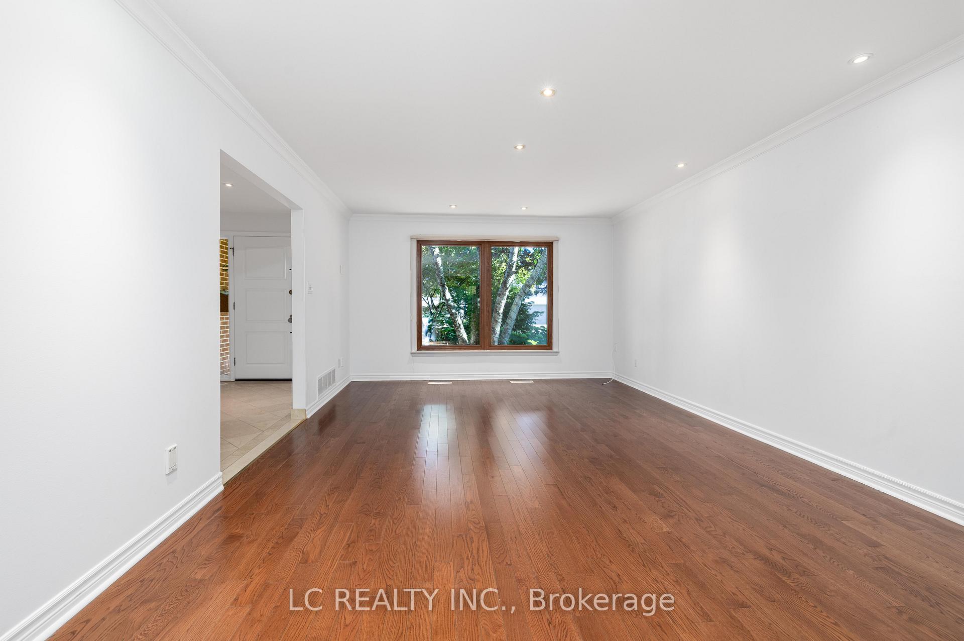 Photo 4 of 141 Mossgrove Trail, North York, St. Andrew-Windfields — HOMEH