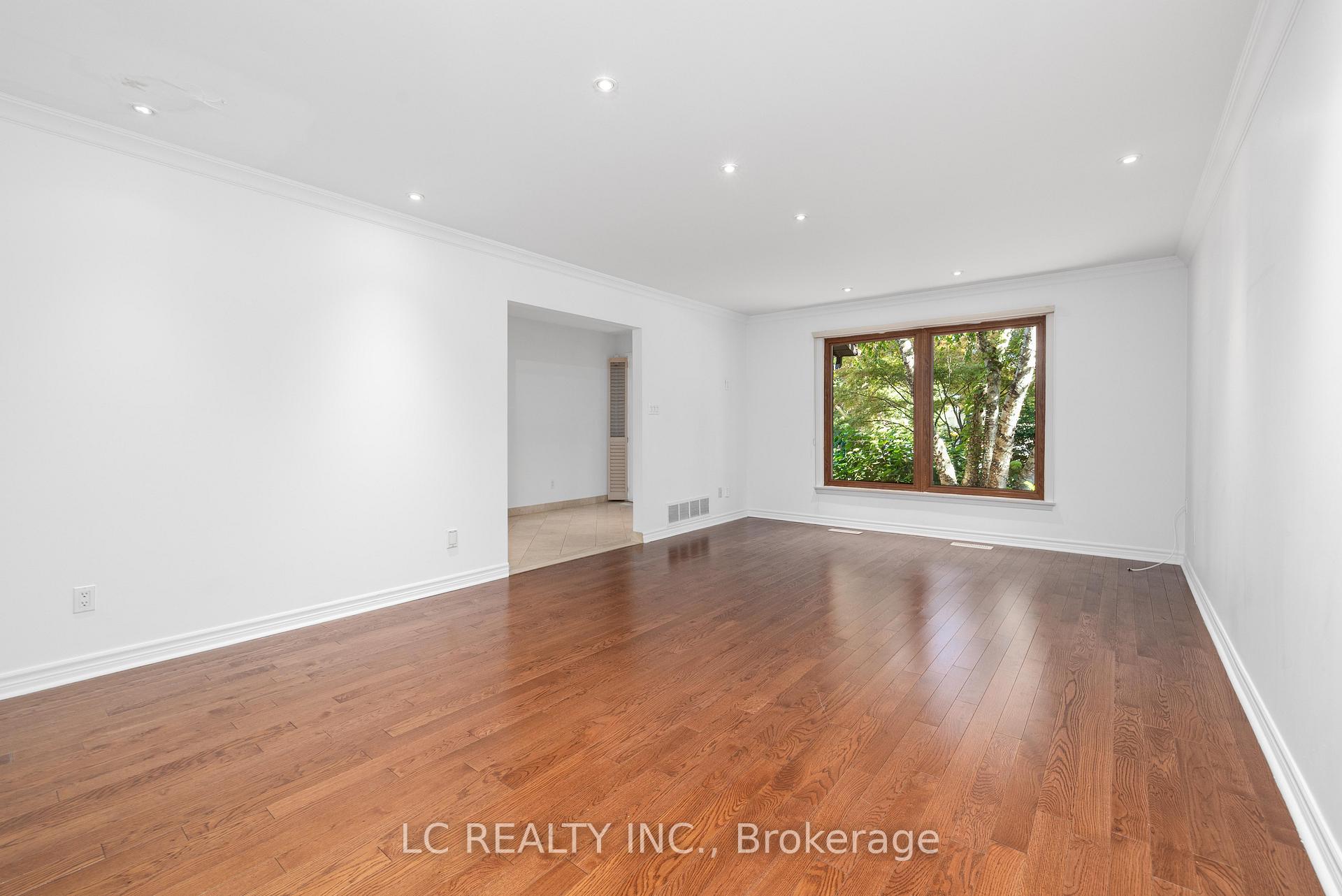 Photo 5 of 141 Mossgrove Trail, North York, St. Andrew-Windfields — HOMEH