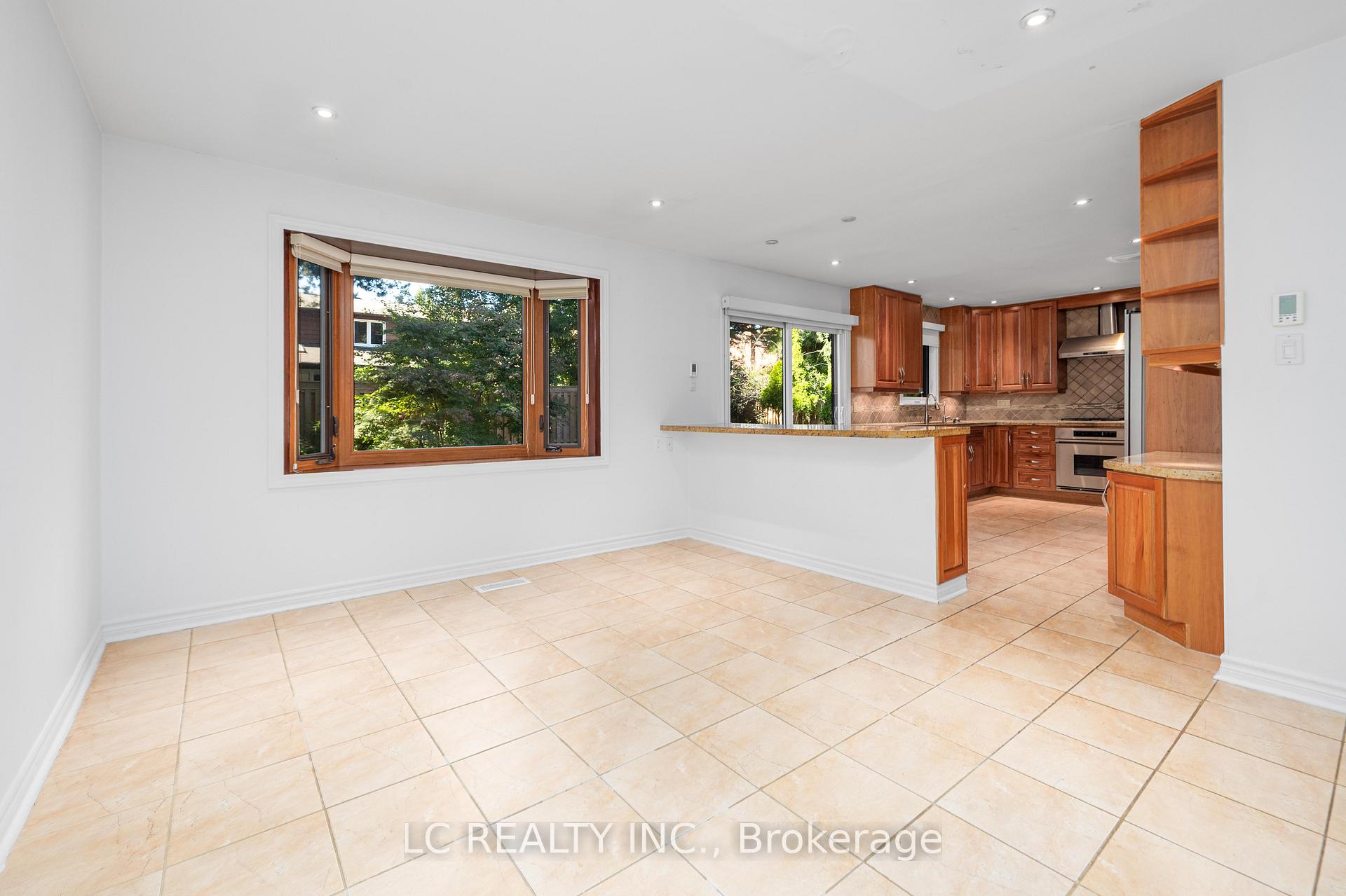 Photo 7 of 141 Mossgrove Trail, North York, St. Andrew-Windfields — HOMEH