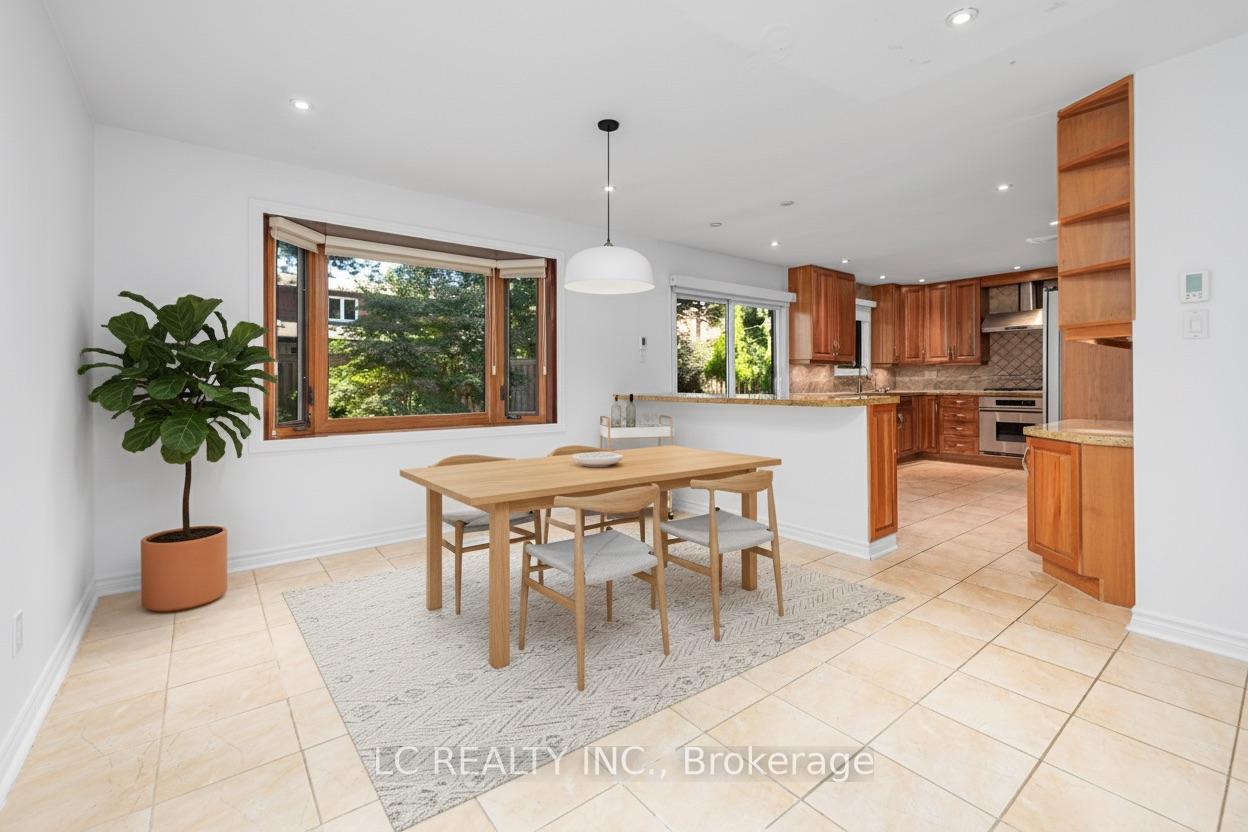 Photo 8 of 141 Mossgrove Trail, North York, St. Andrew-Windfields — HOMEH