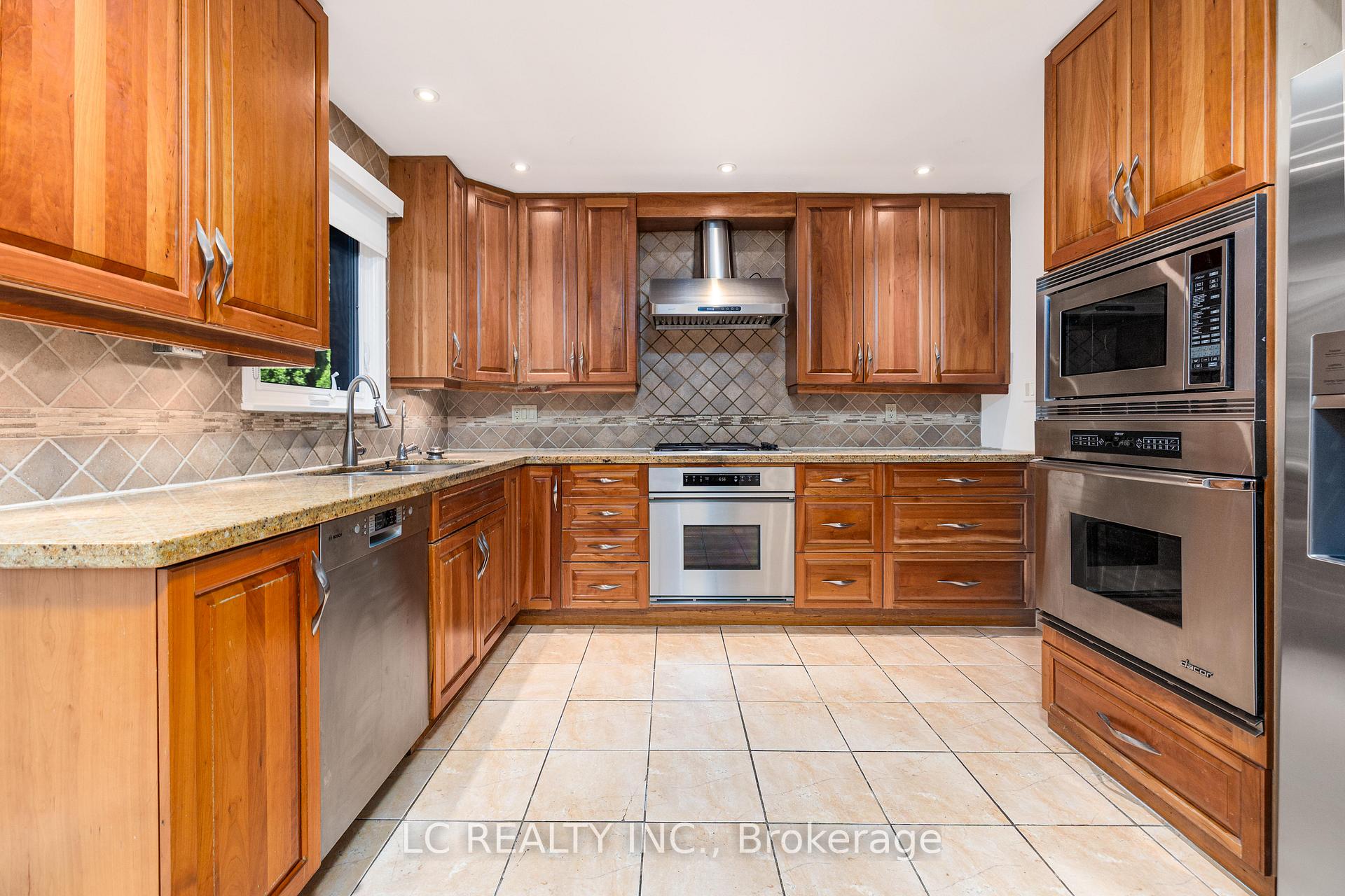 Photo 9 of 141 Mossgrove Trail, North York, St. Andrew-Windfields — HOMEH