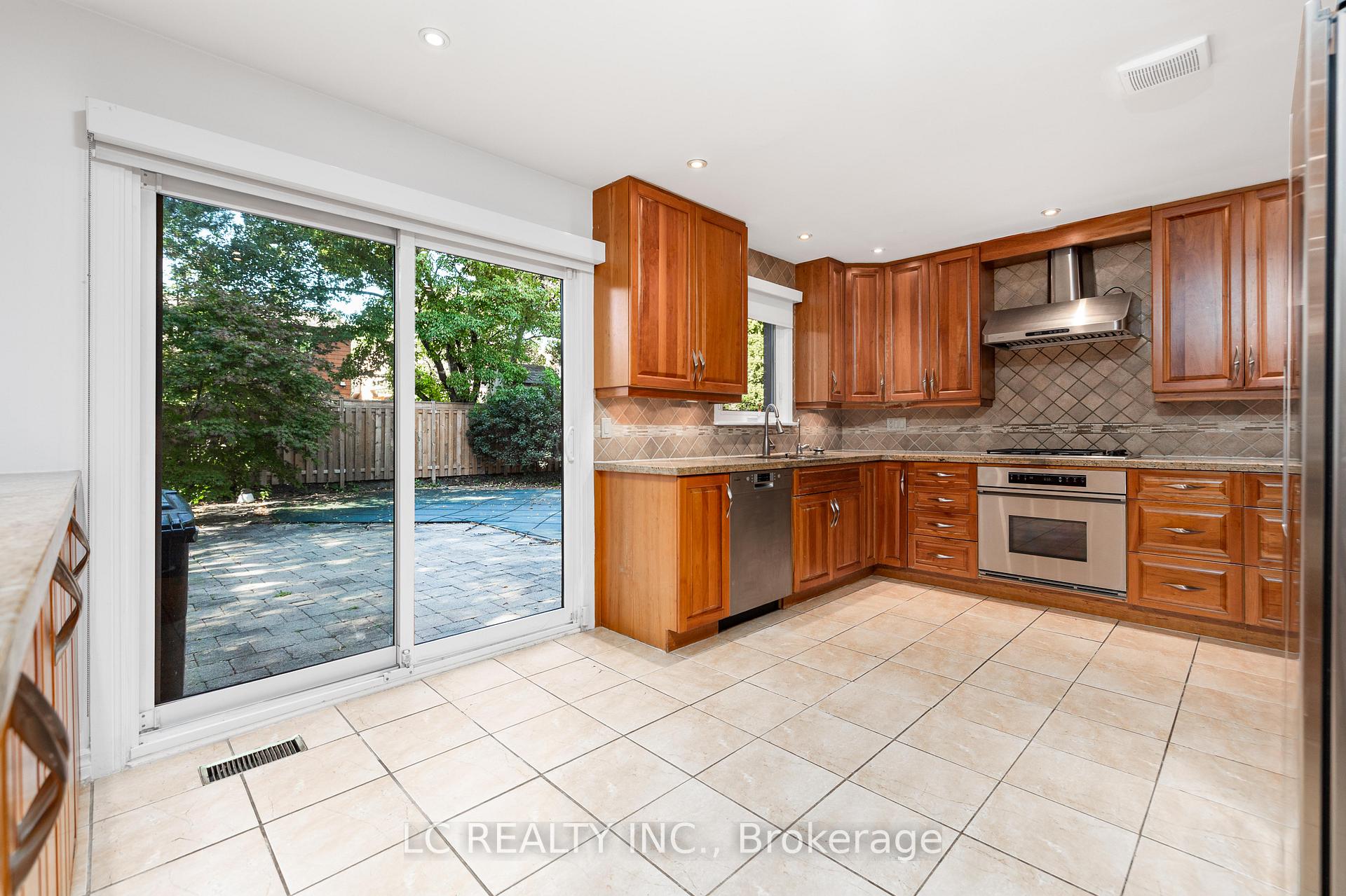 Photo 10 of 141 Mossgrove Trail, North York, St. Andrew-Windfields — HOMEH