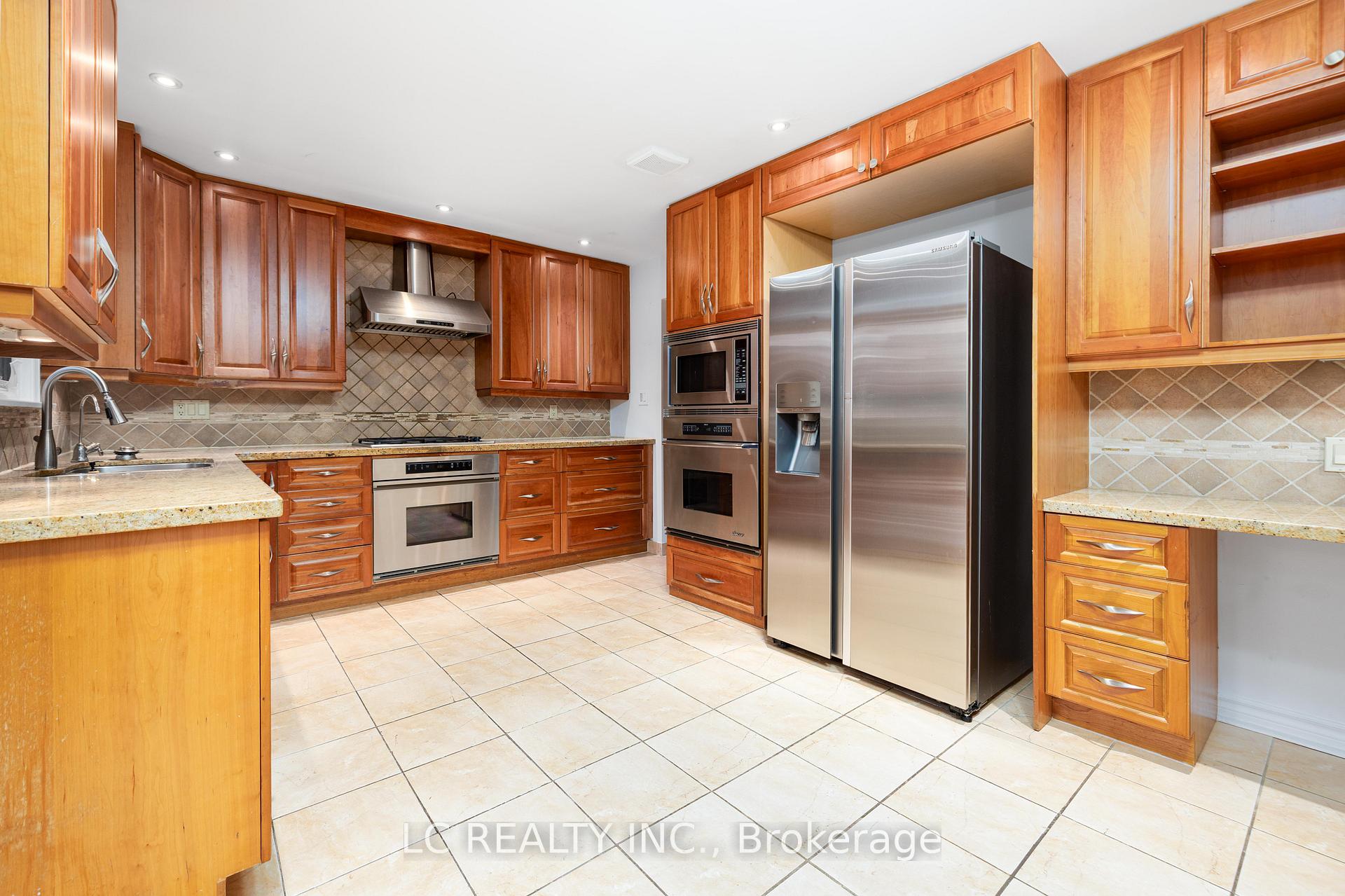 Photo 11 of 141 Mossgrove Trail, North York, St. Andrew-Windfields — HOMEH