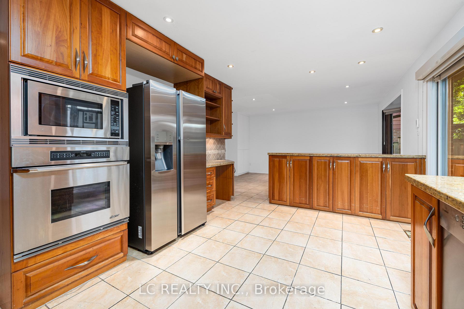 Photo 12 of 141 Mossgrove Trail, North York, St. Andrew-Windfields — HOMEH