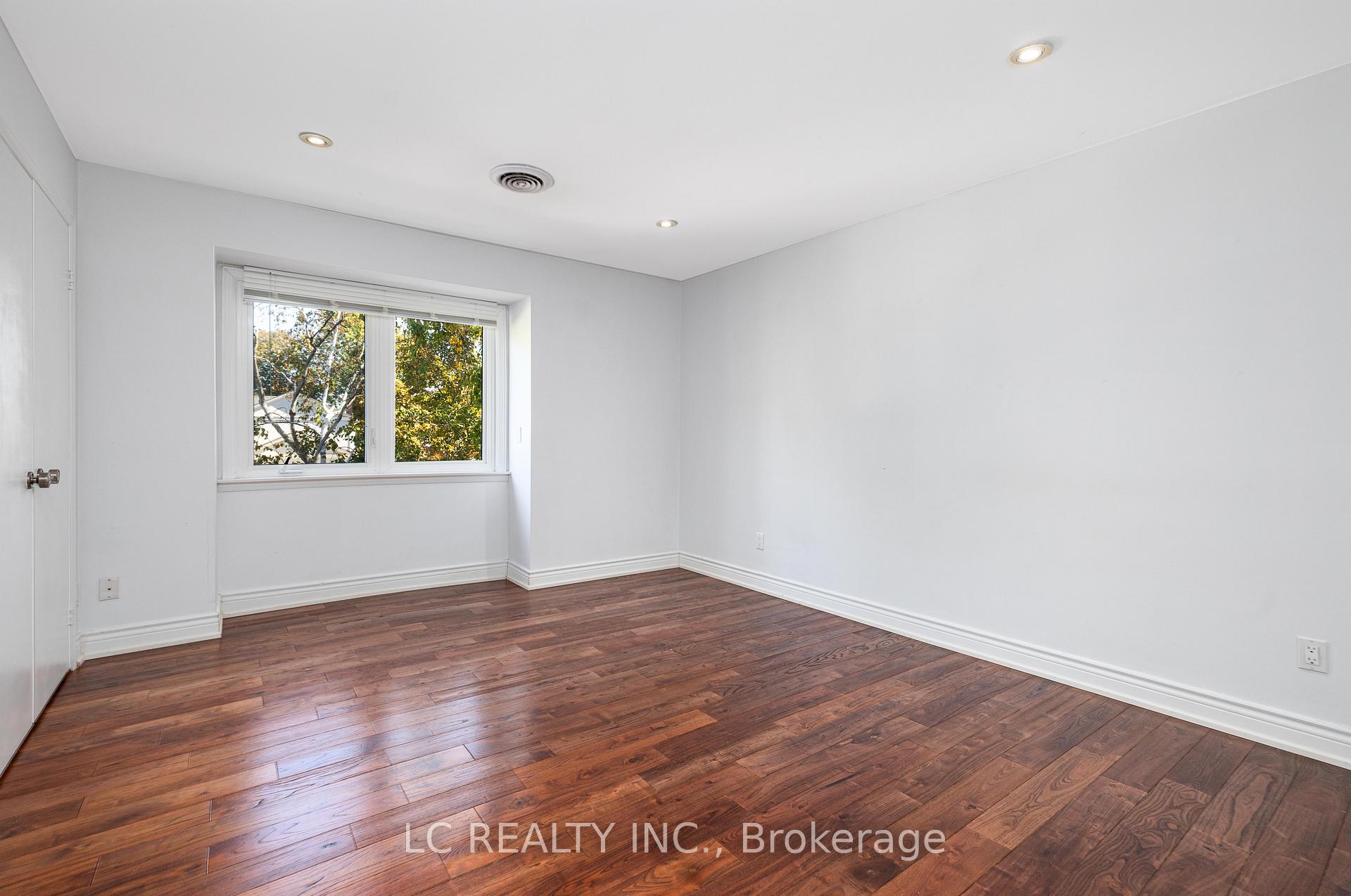 Photo 23 of 141 Mossgrove Trail, North York, St. Andrew-Windfields — HOMEH